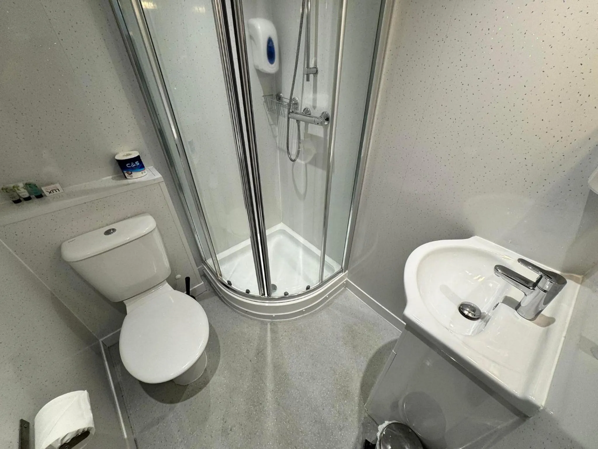 Shower in The Jubilee Hotel East - with NEWLY REFURBISHED SPA FACILITIES - GAMESPIT - AND SMOKEHOUSE