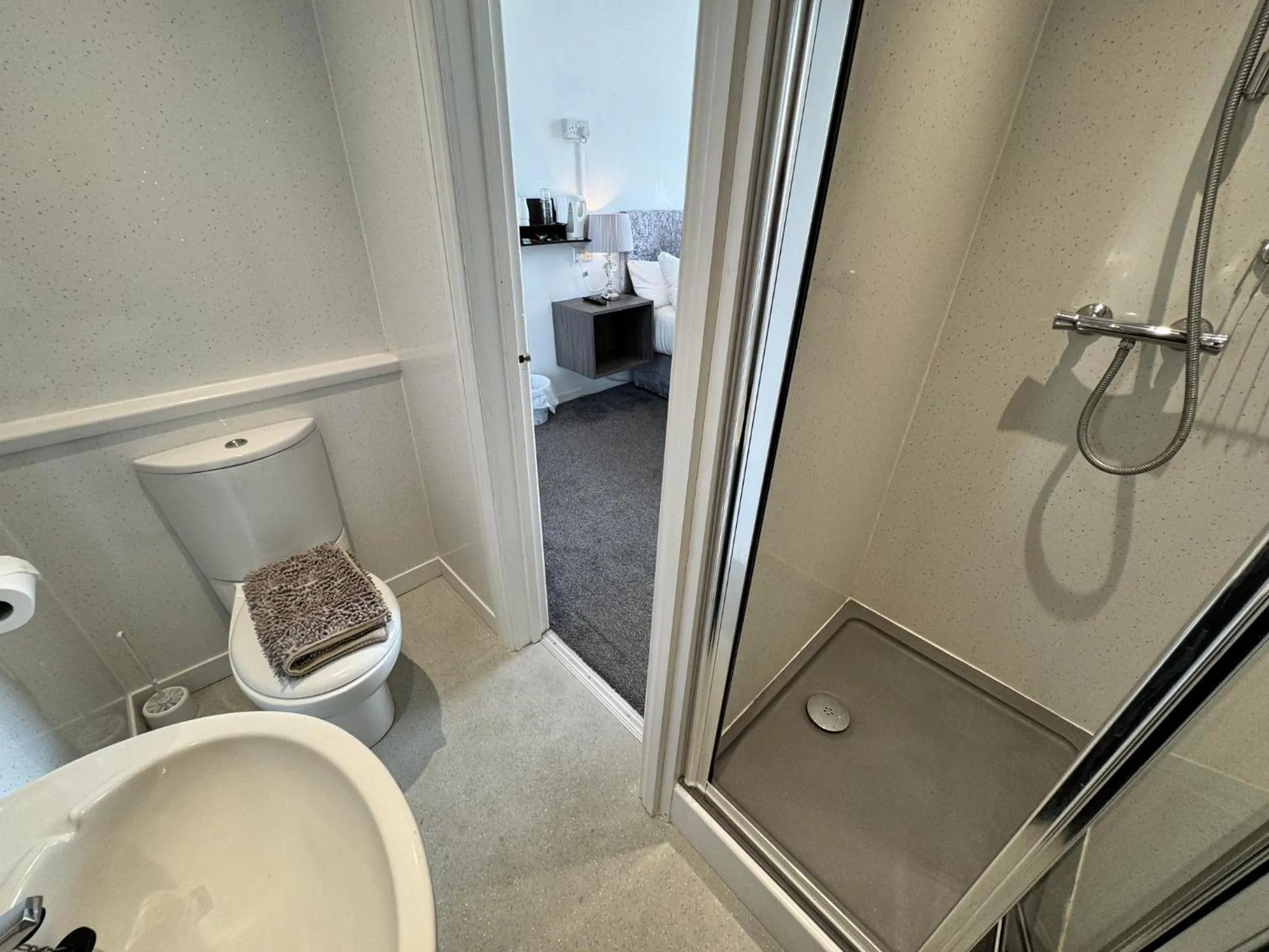Bathroom in The Jubilee Hotel East - with NEWLY REFURBISHED SPA FACILITIES - GAMESPIT - AND SMOKEHOUSE