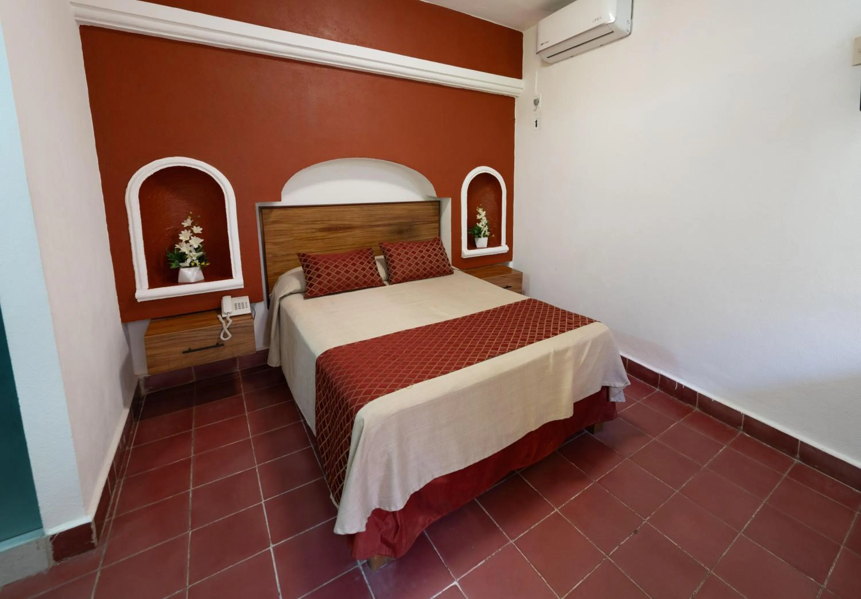 Photo of the whole room, Bed in Hotel Encino Malecón Centro Puerto Vallarta