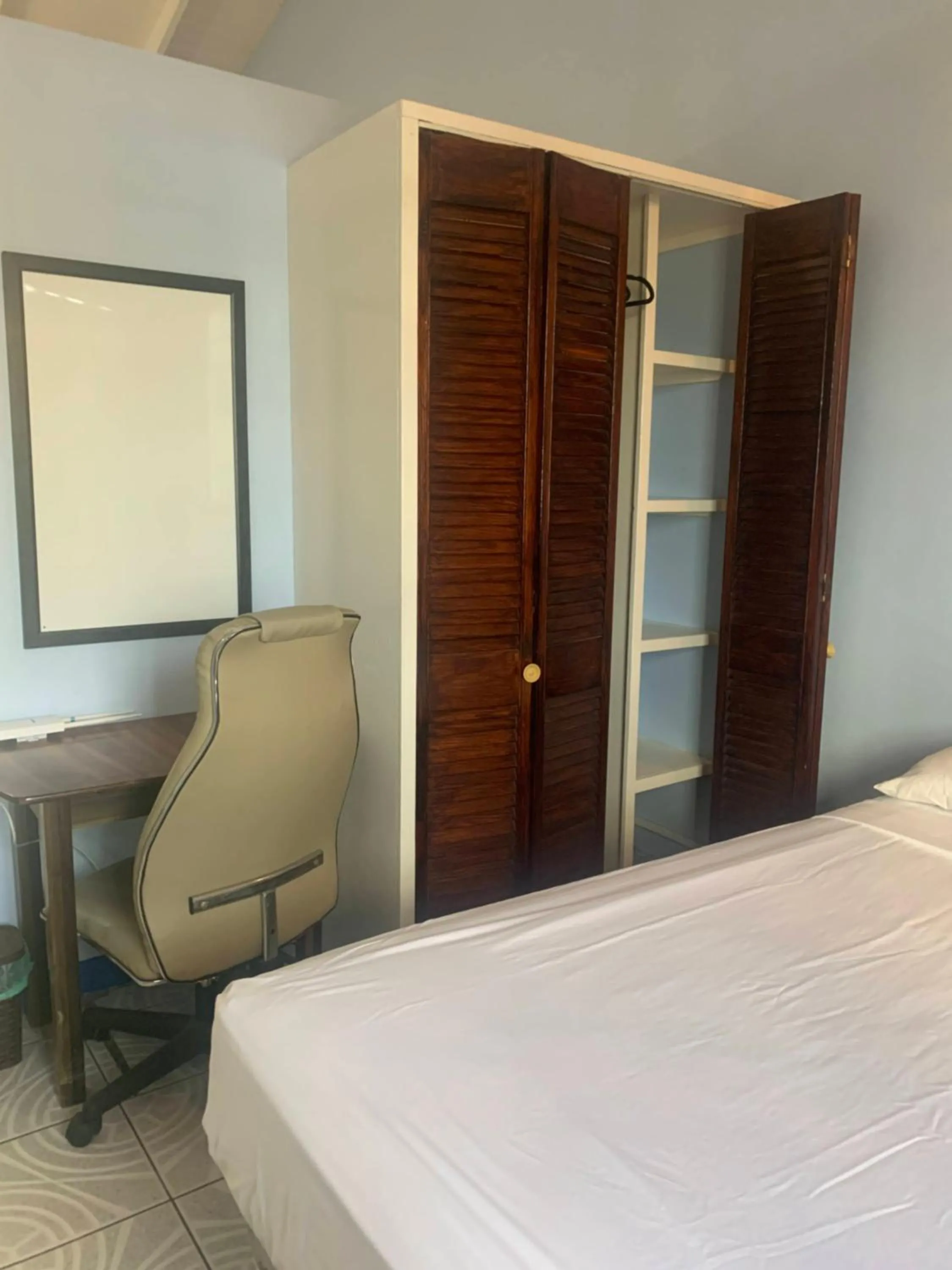 wardrobe, Bed in Cool Running Apartments
