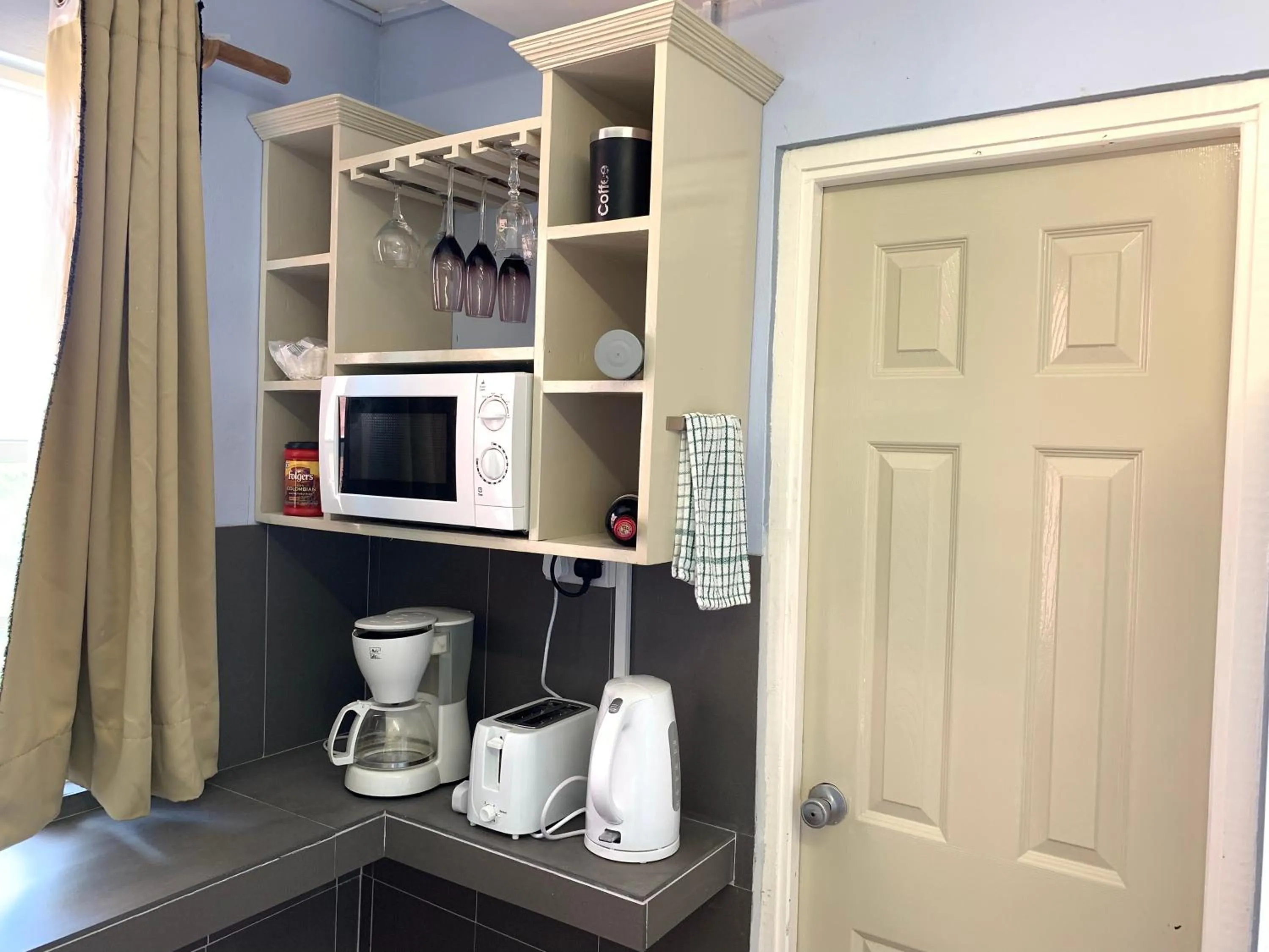 Coffee/tea facilities in Cool Running Apartments