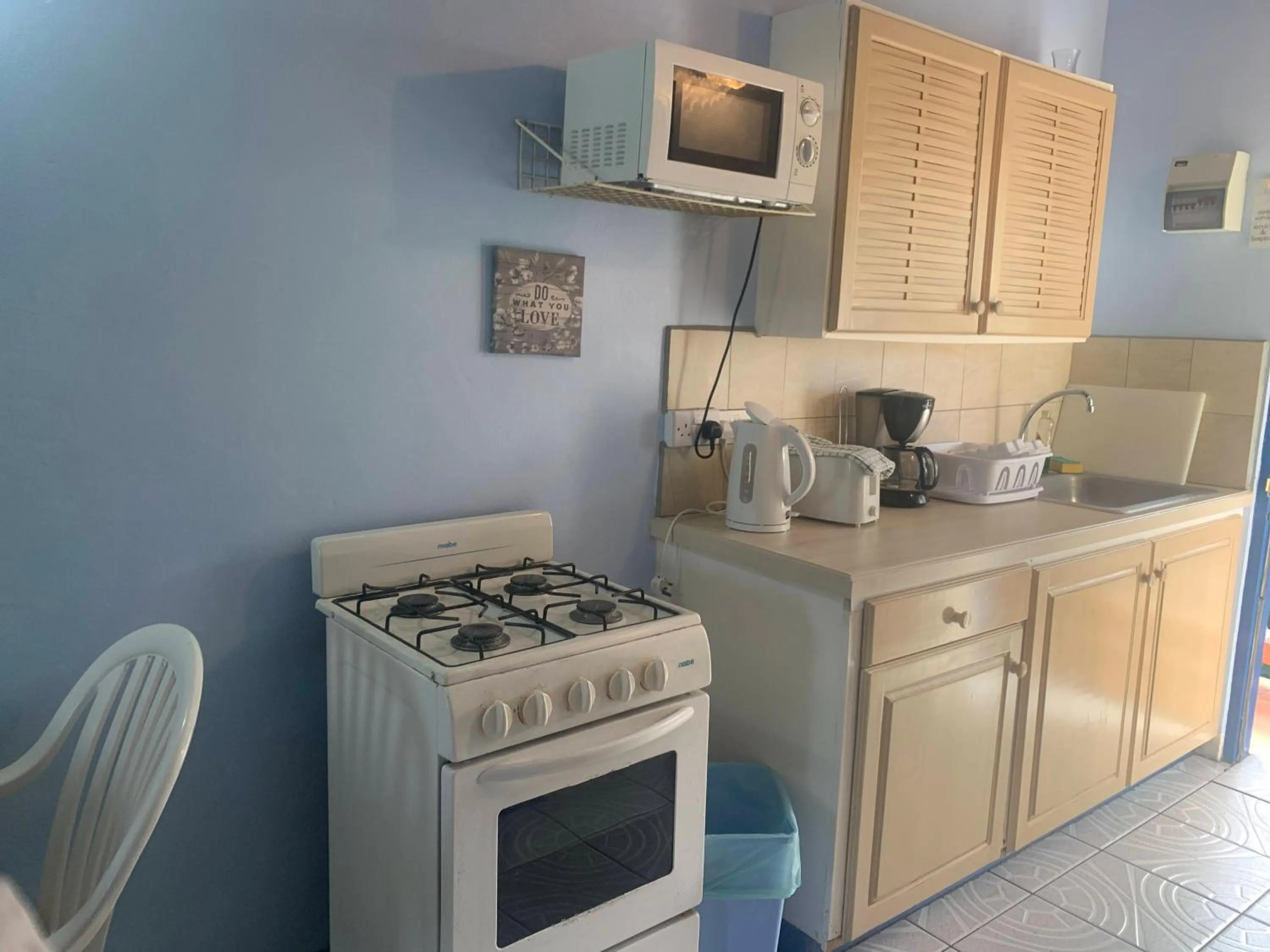 Kitchen or kitchenette in Cool Running Apartments