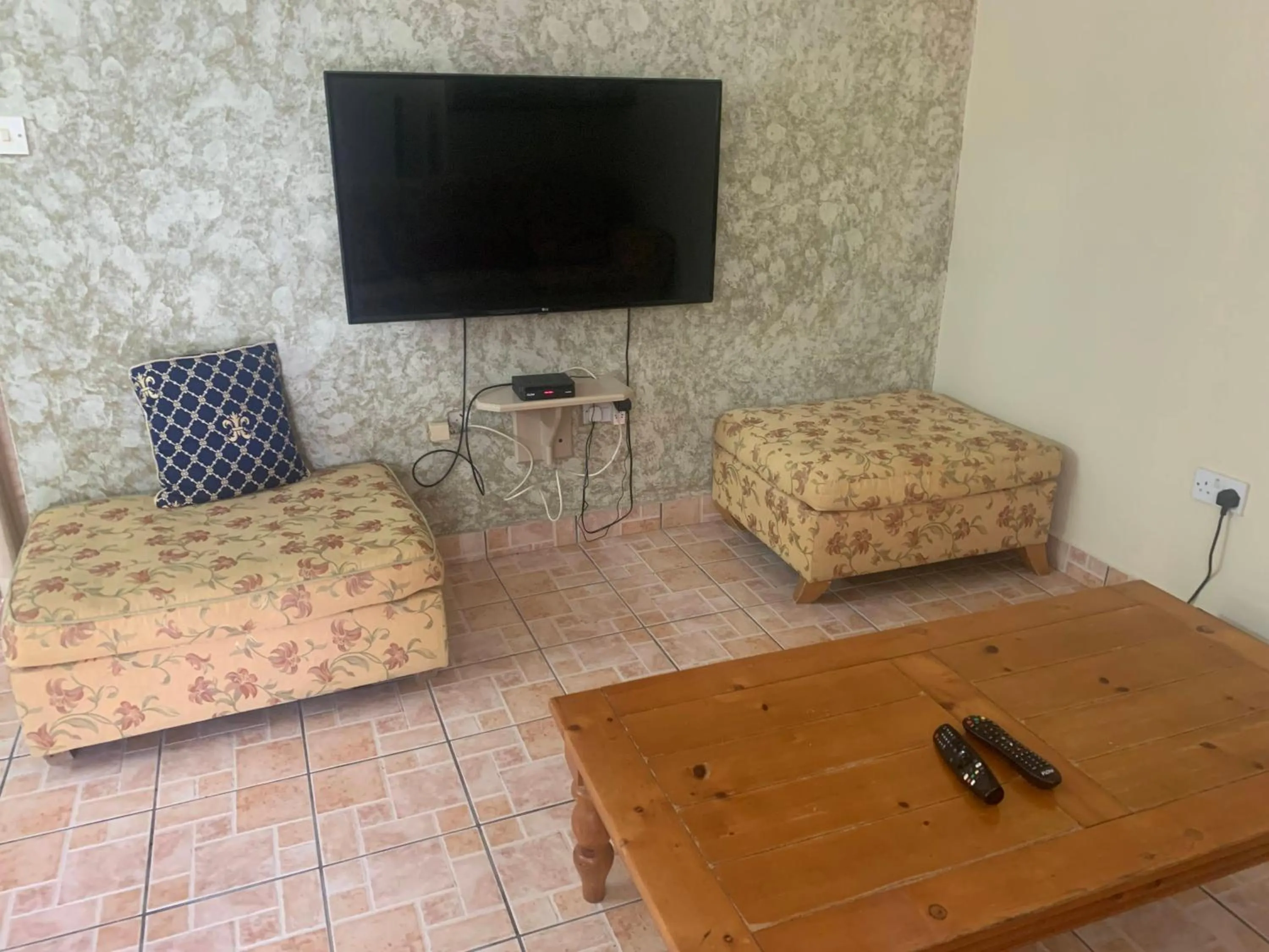 TV and multimedia in Cool Running Apartments