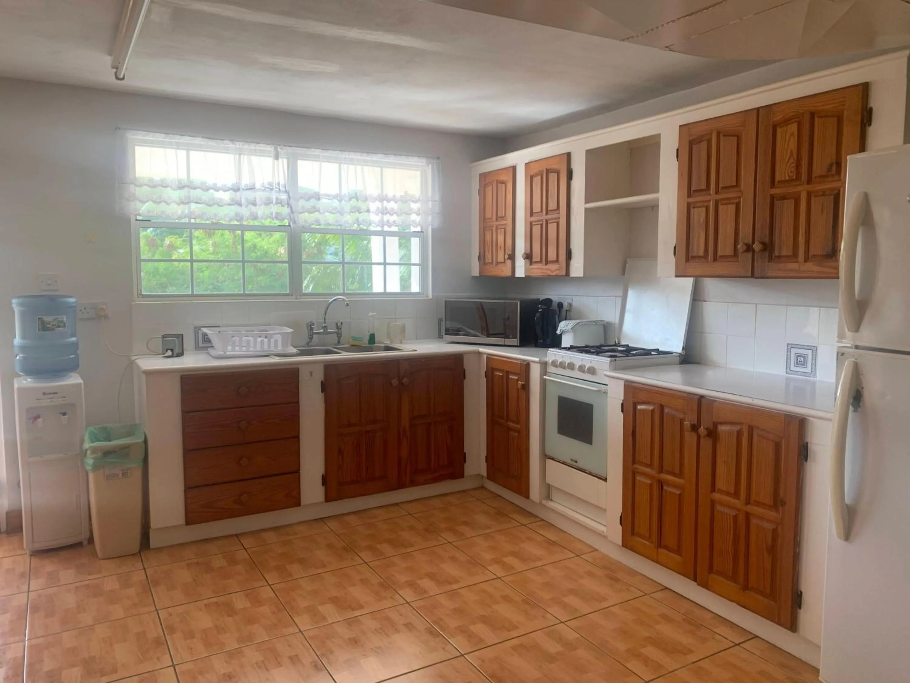 Kitchen or kitchenette in Cool Running Apartments