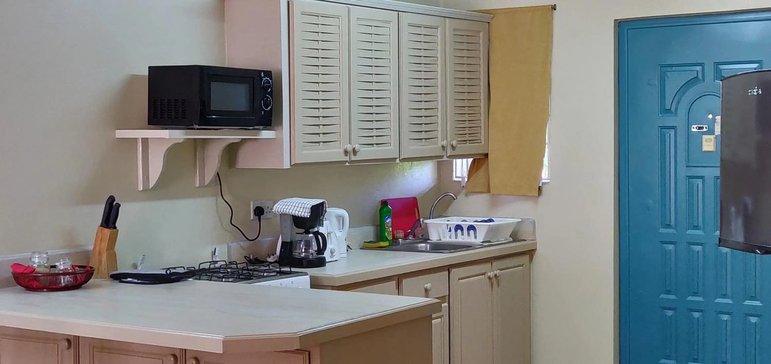 Kitchen or kitchenette in Cool Running Apartments