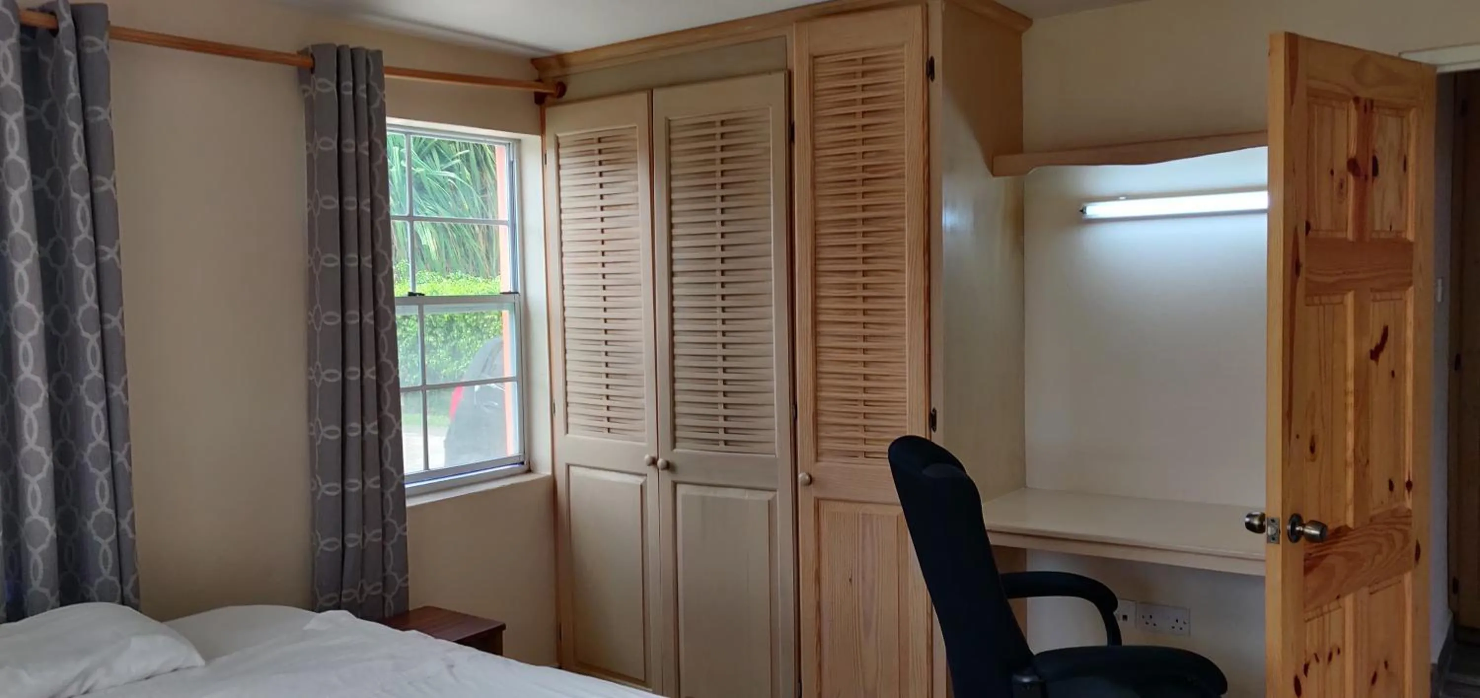 wardrobe, Bed in Cool Running Apartments
