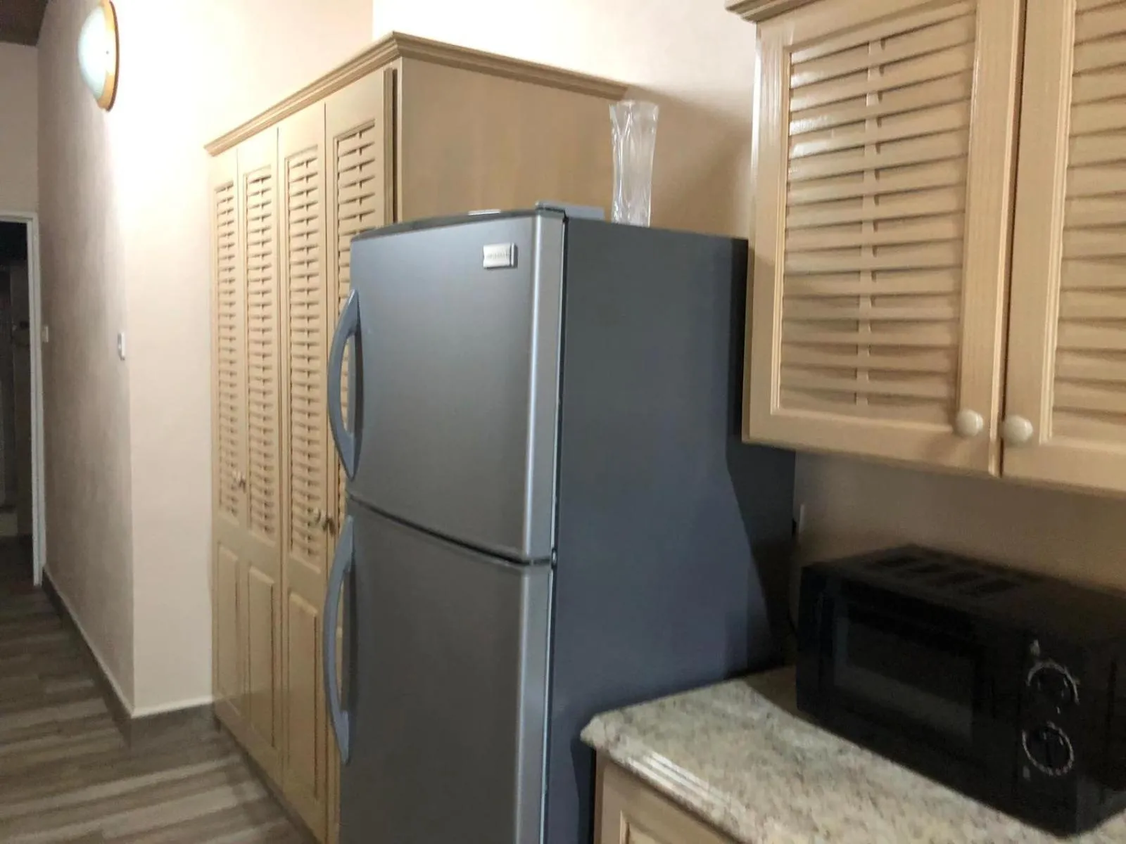 Kitchen or kitchenette in Cool Running Apartments