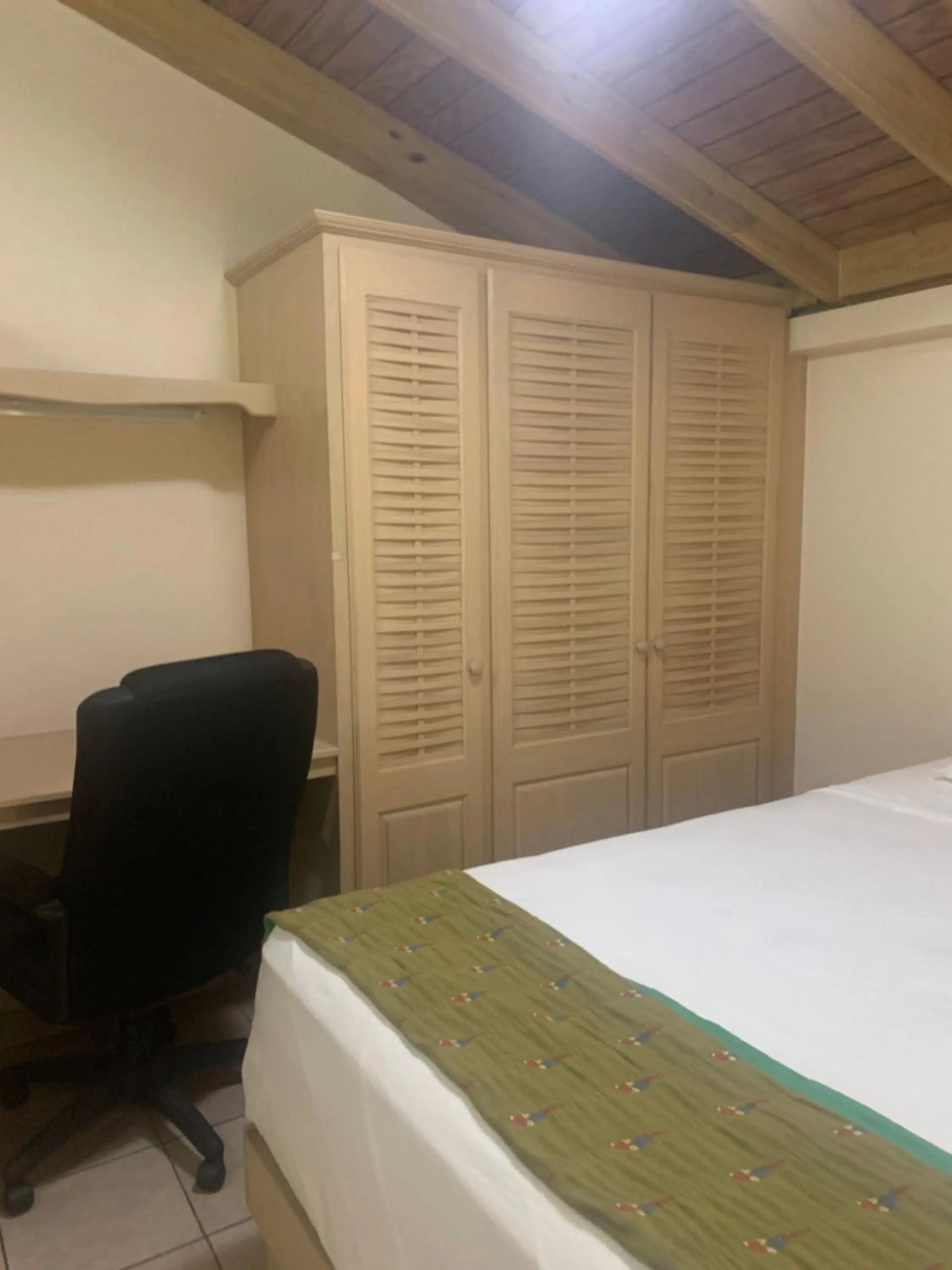 wardrobe, Bed in Cool Running Apartments