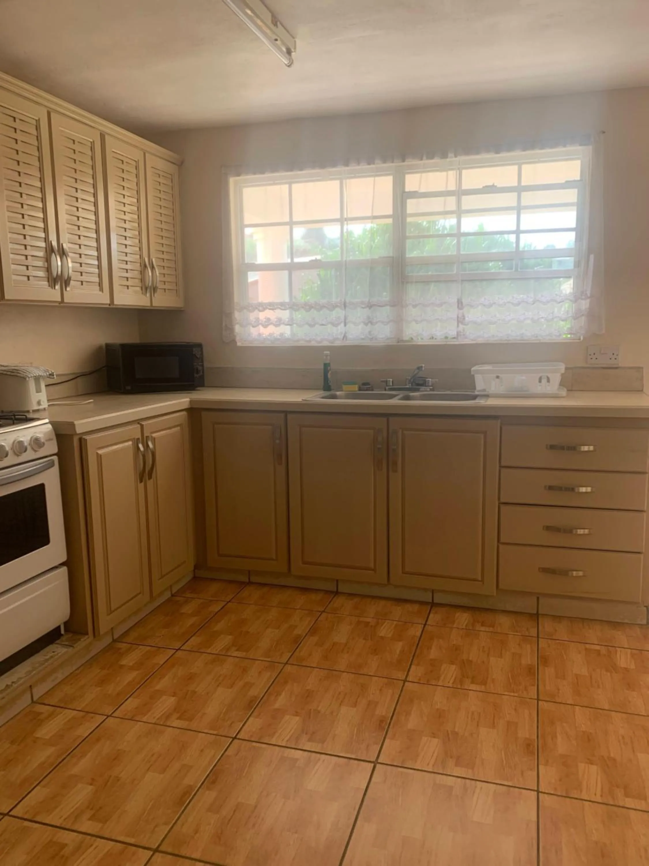 Kitchen or kitchenette in Cool Running Apartments