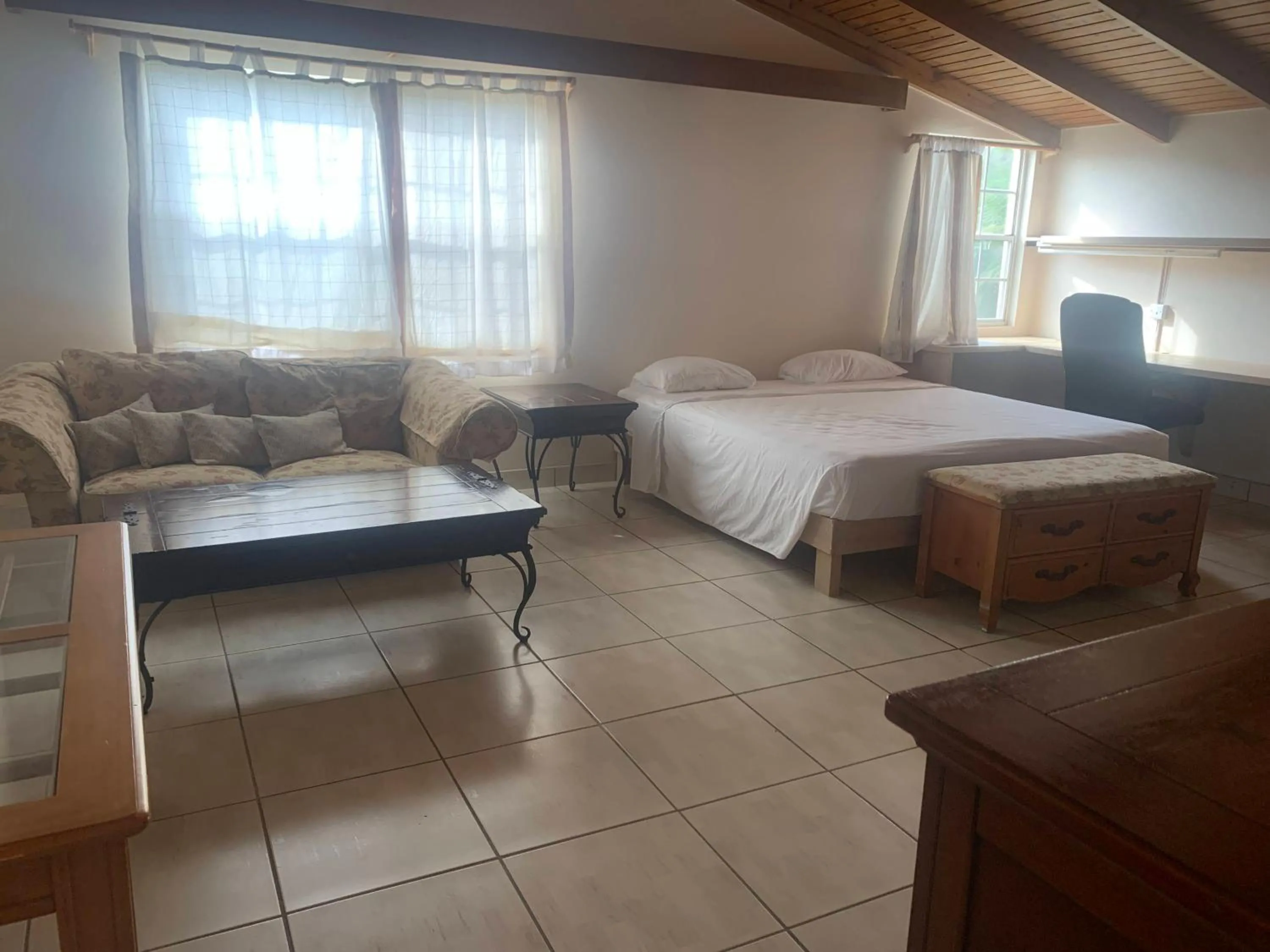 Seating area, Bed in Cool Running Apartments