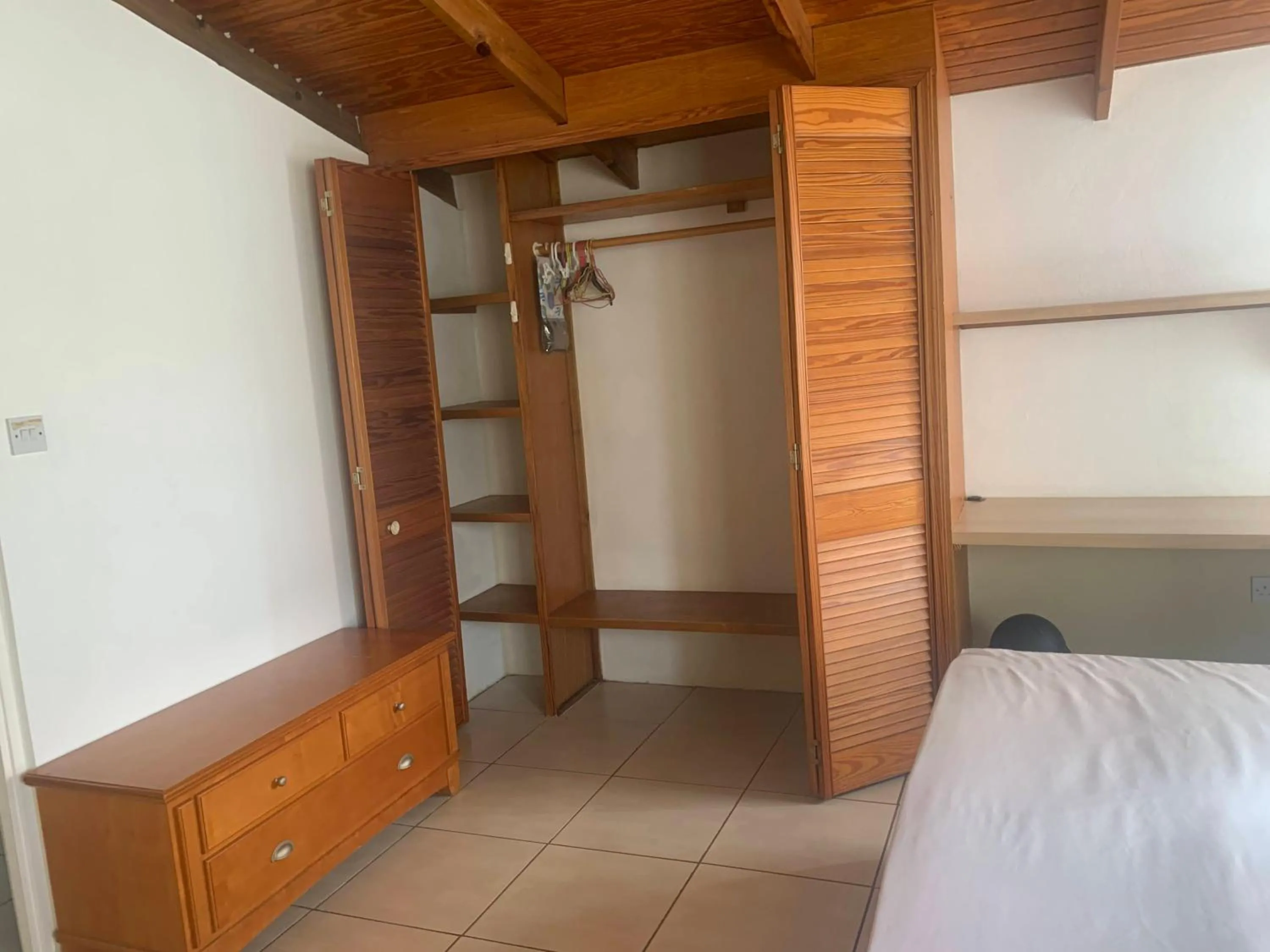 wardrobe, Bed in Cool Running Apartments