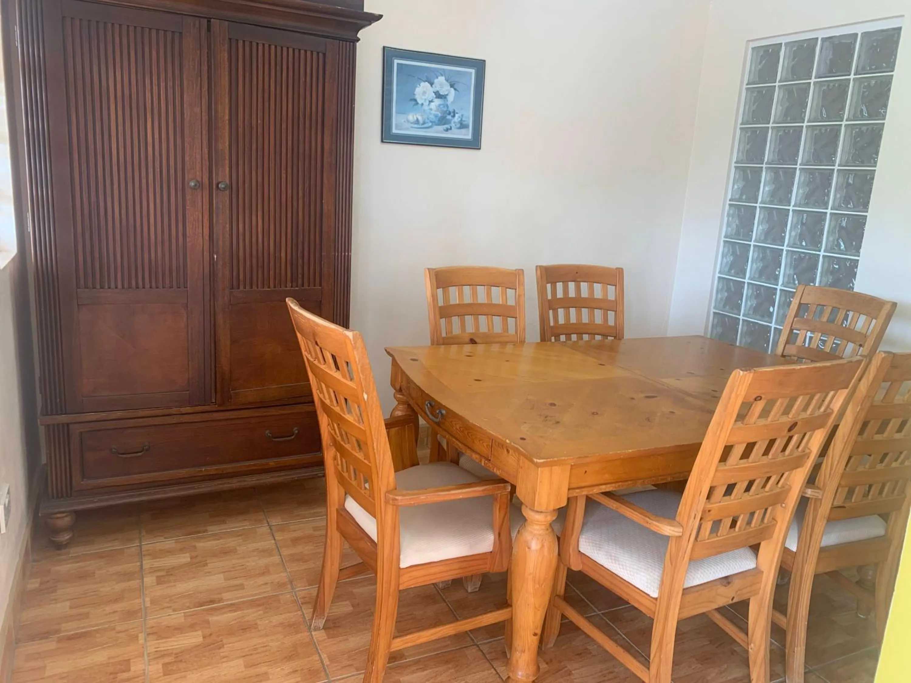 Dining area in Cool Running Apartments
