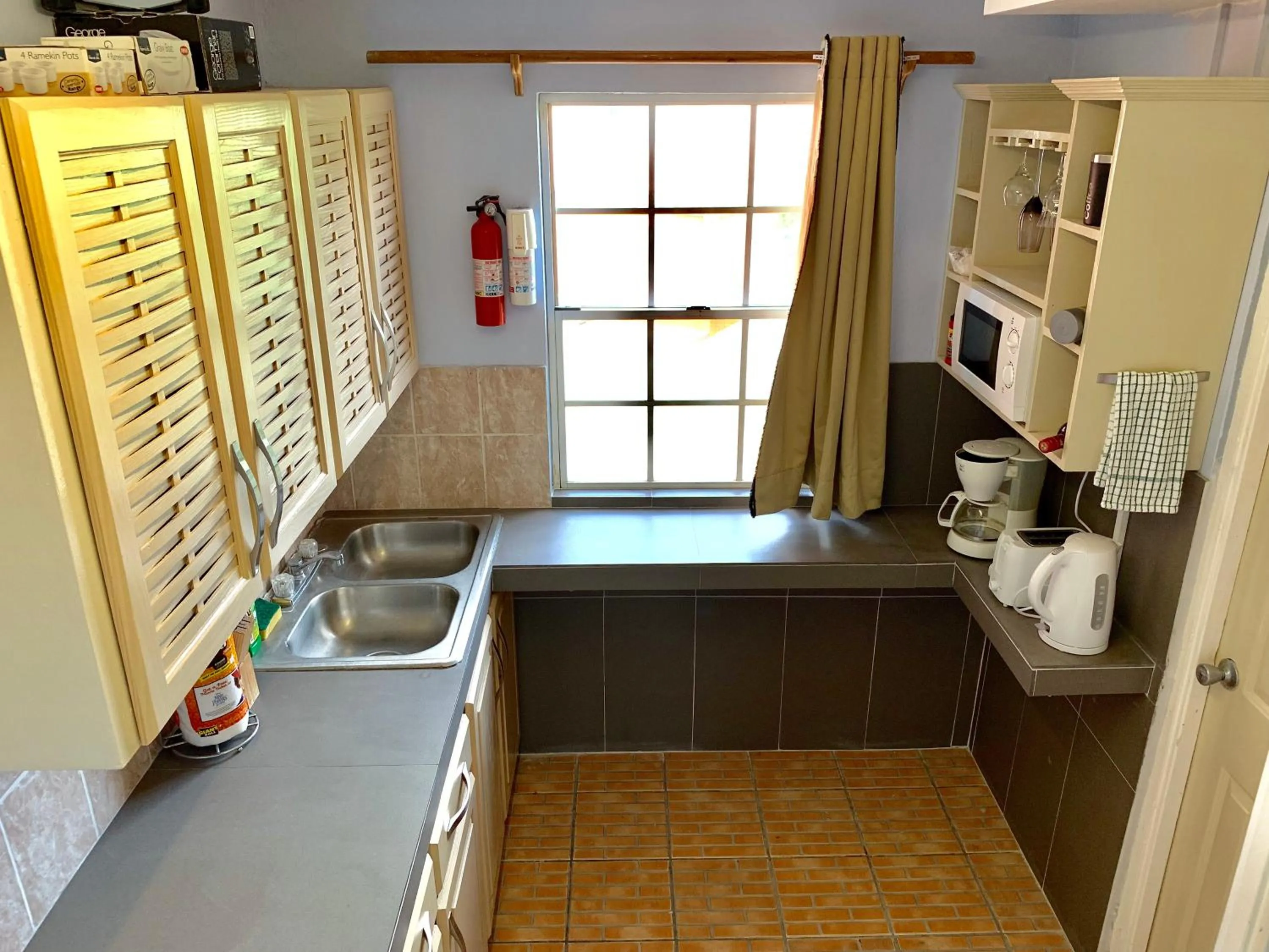 Kitchen or kitchenette in Cool Running Apartments