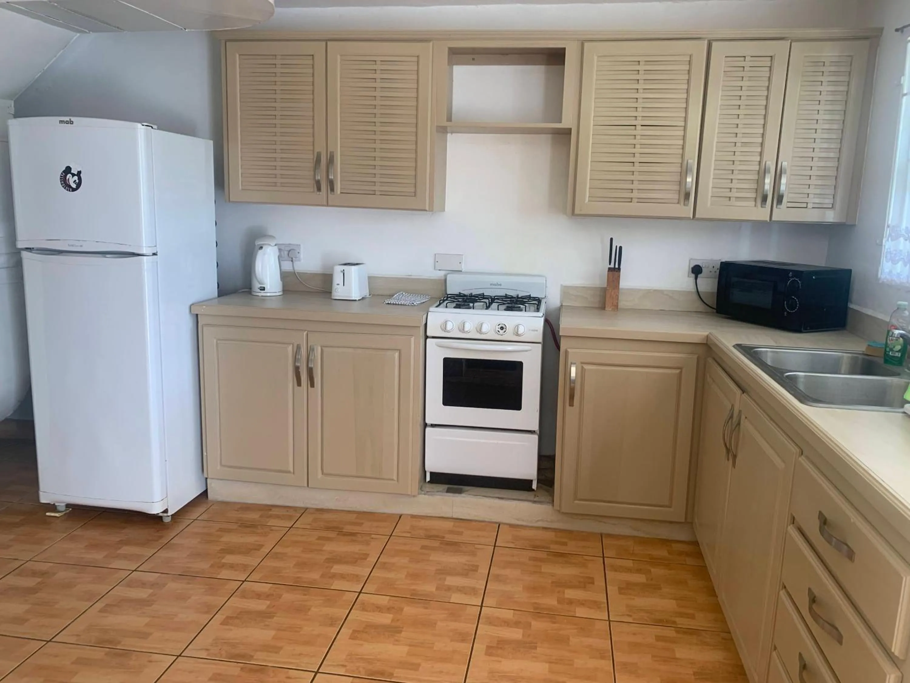 Kitchen or kitchenette in Cool Running Apartments
