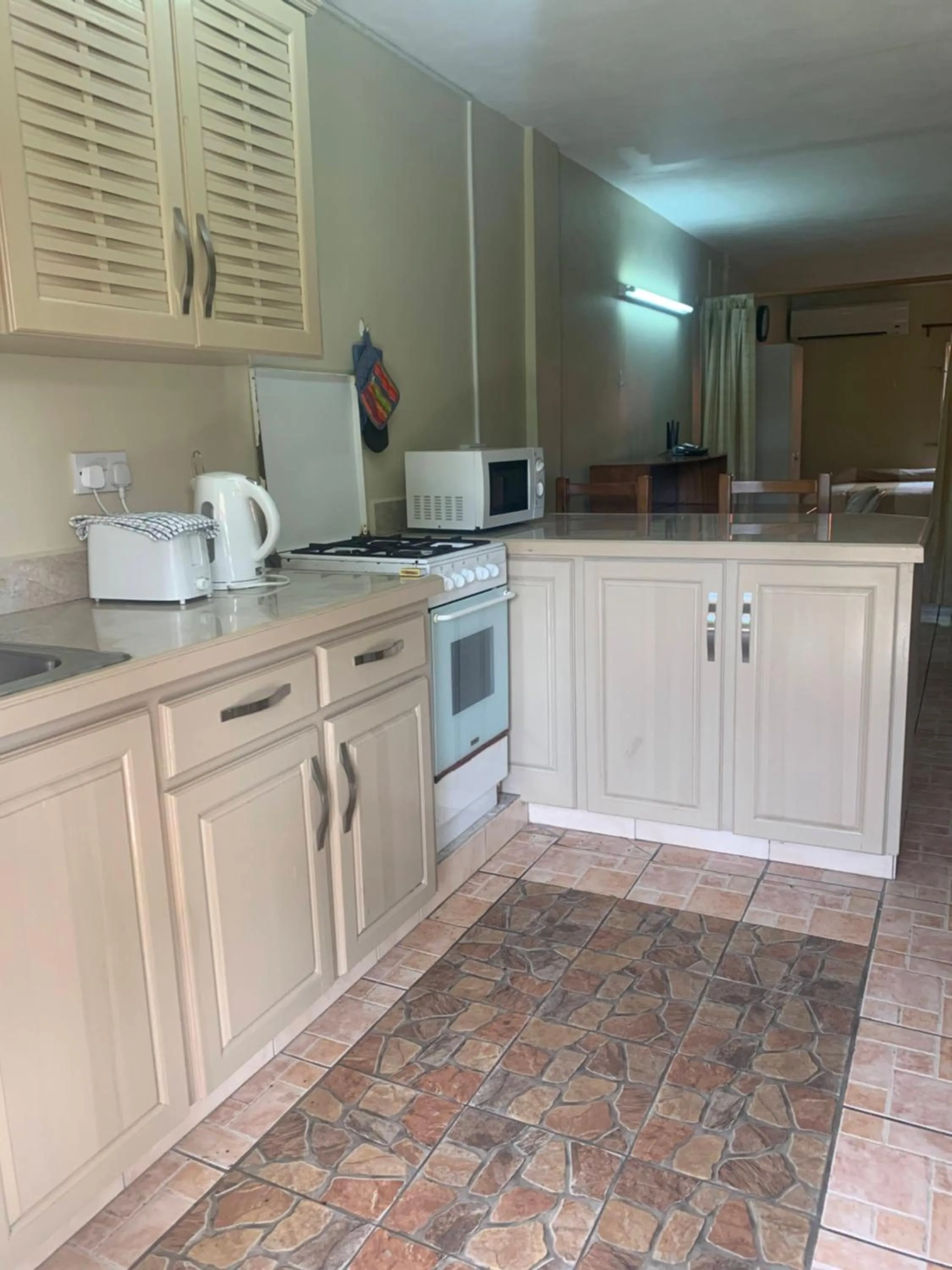 Kitchen or kitchenette in Cool Running Apartments