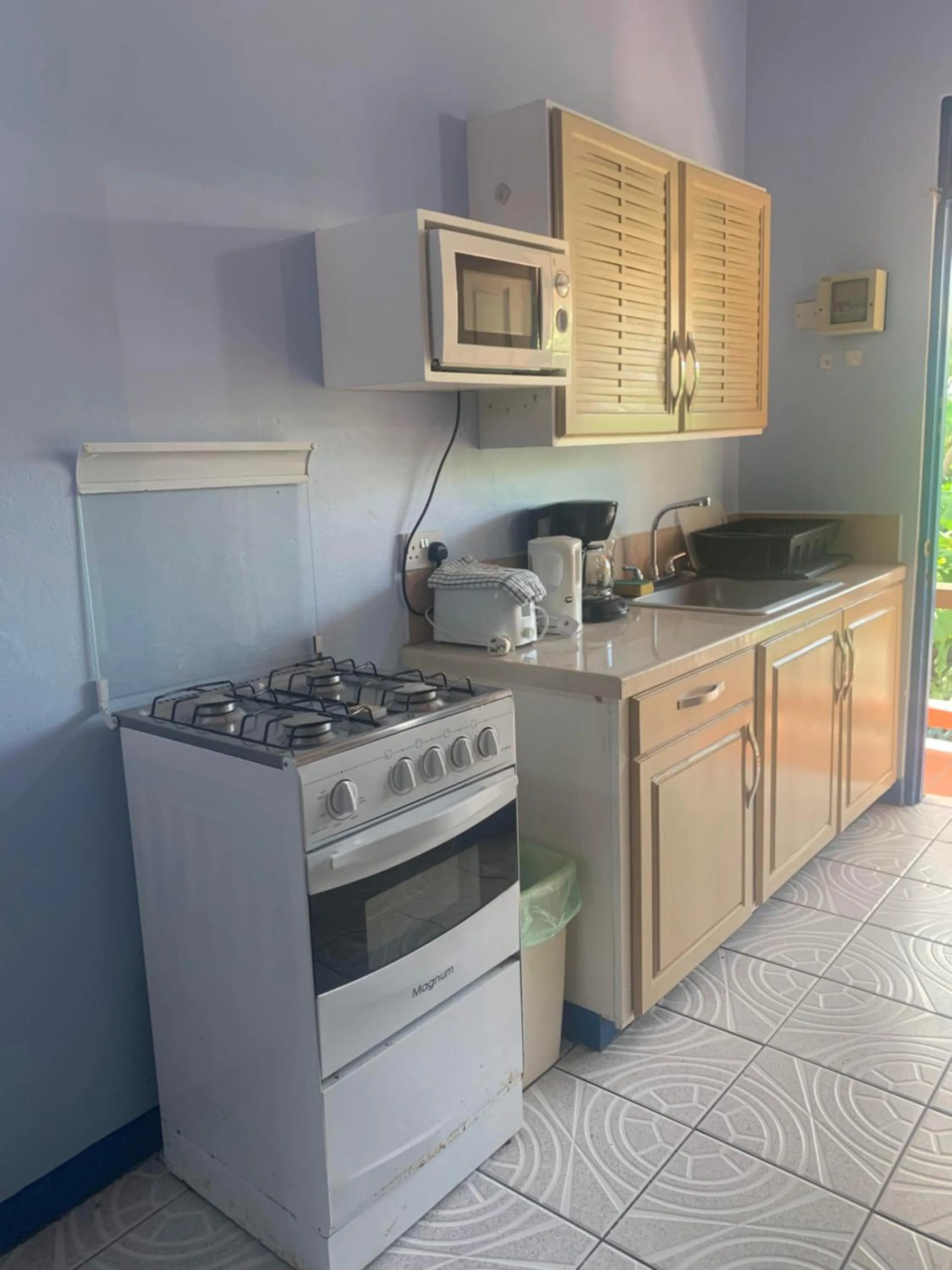 Kitchen or kitchenette in Cool Running Apartments