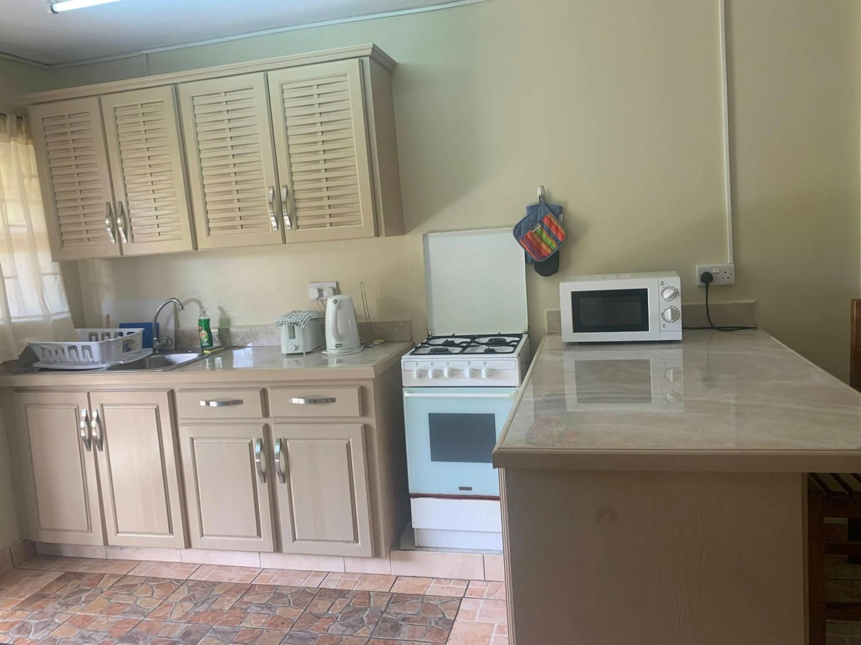 Kitchen or kitchenette in Cool Running Apartments