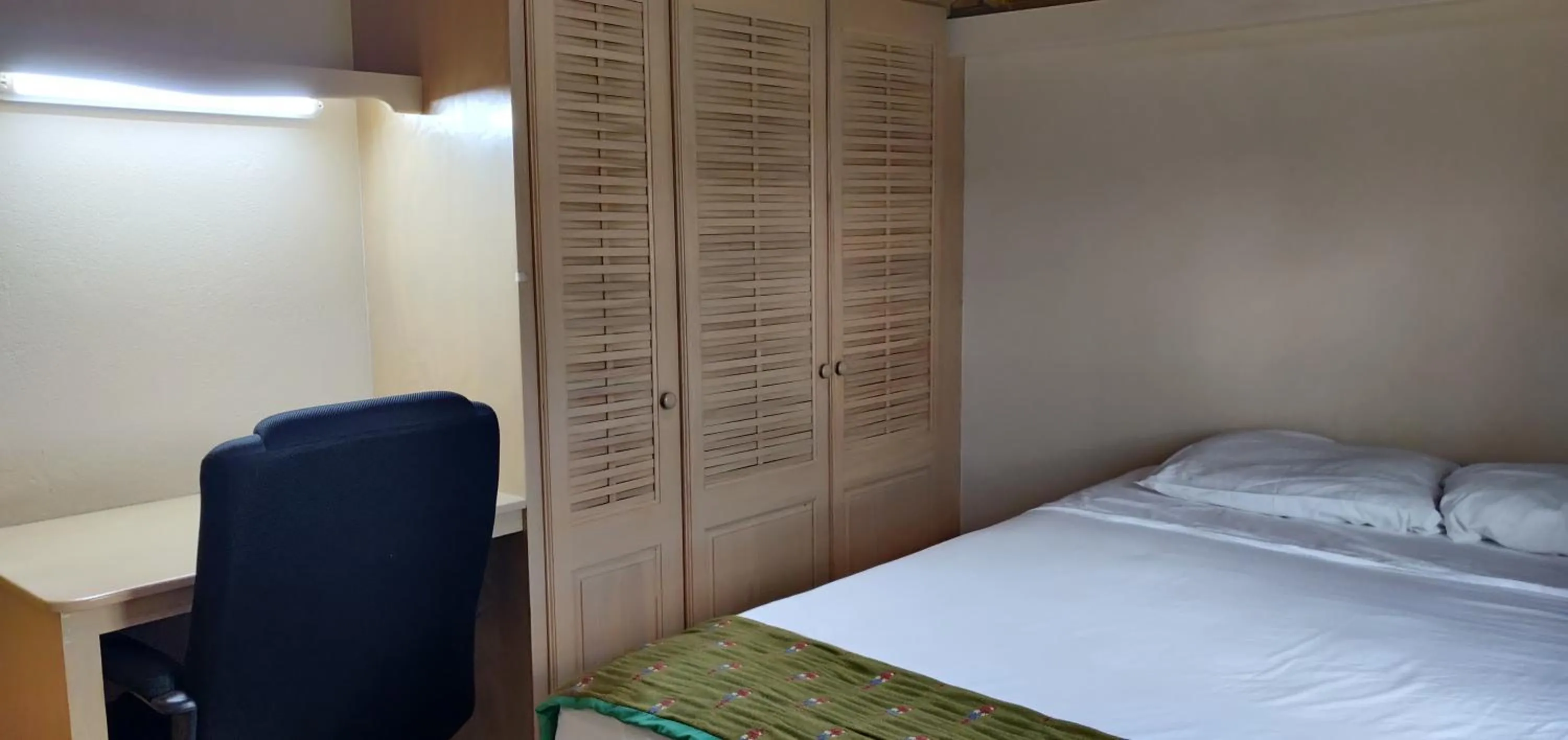 wardrobe, Bed in Cool Running Apartments