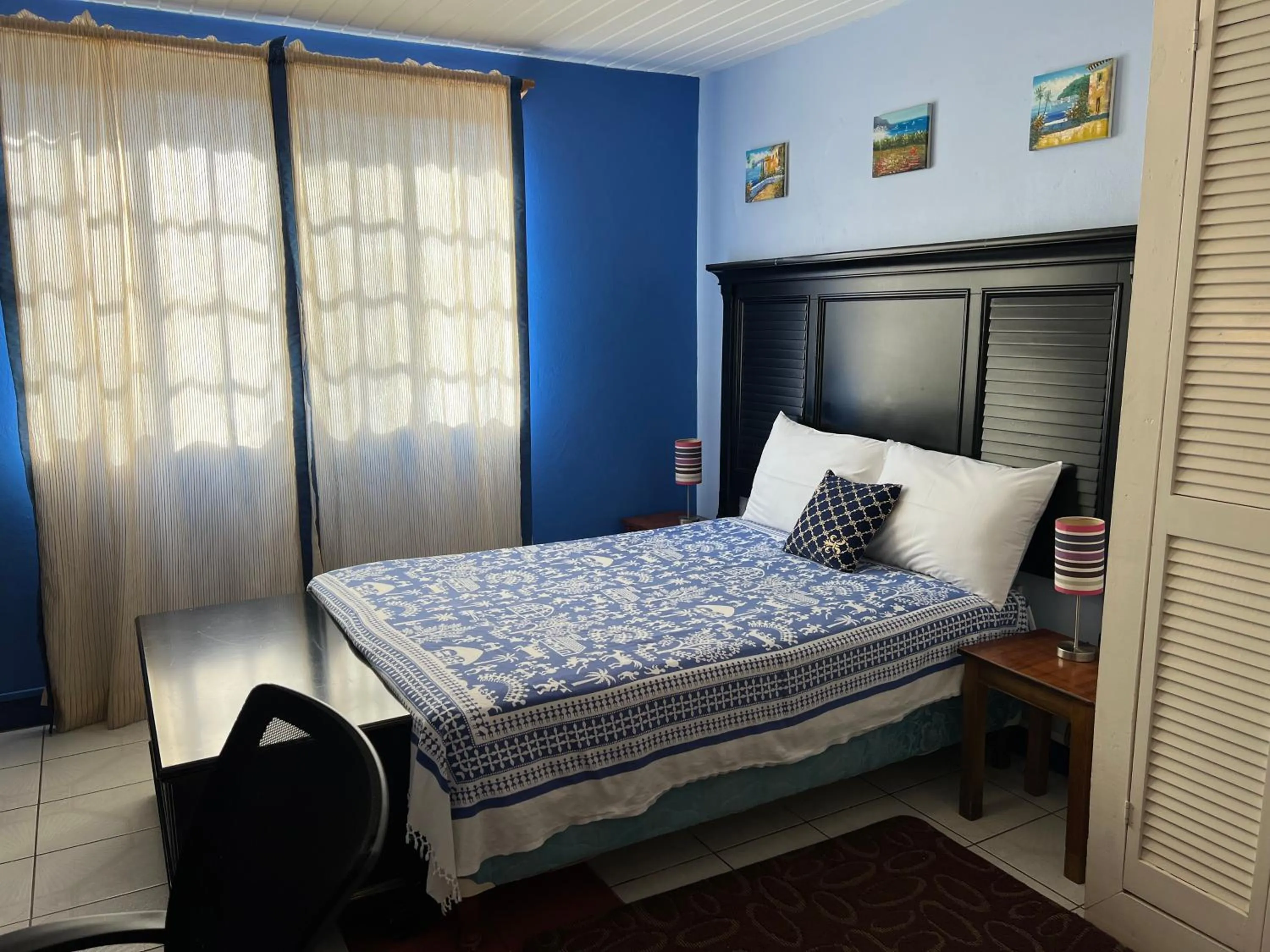 Photo of the whole room, Bed in Cool Running Apartments
