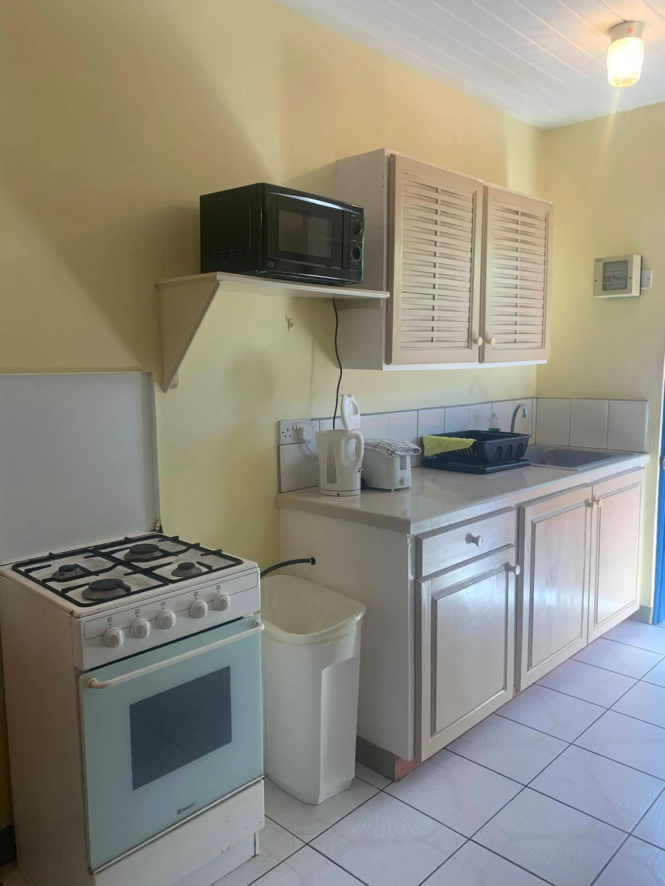 Kitchen or kitchenette in Cool Running Apartments