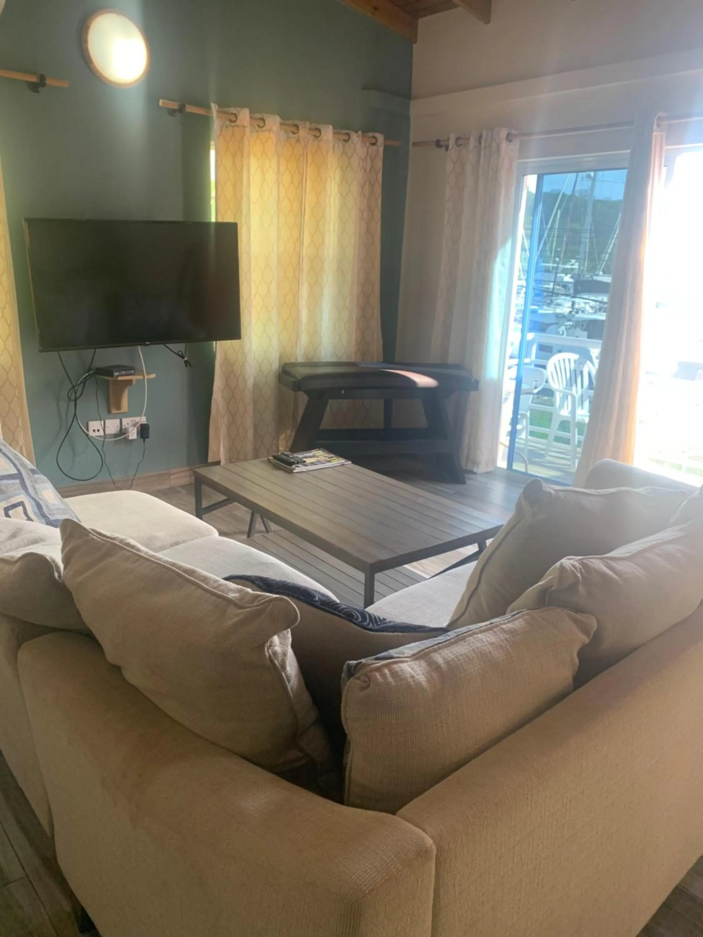 TV and multimedia in Cool Running Apartments