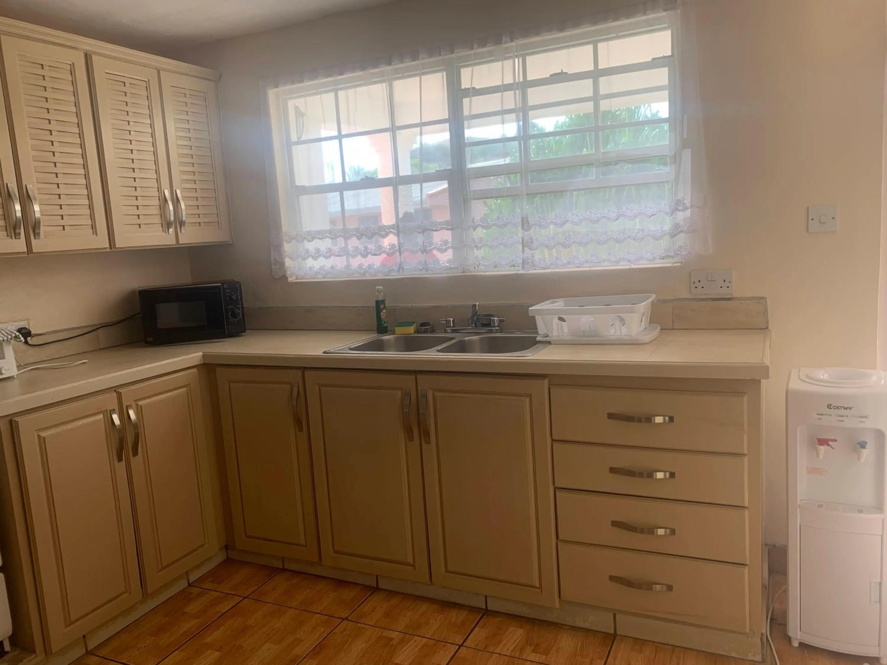 Kitchen or kitchenette in Cool Running Apartments