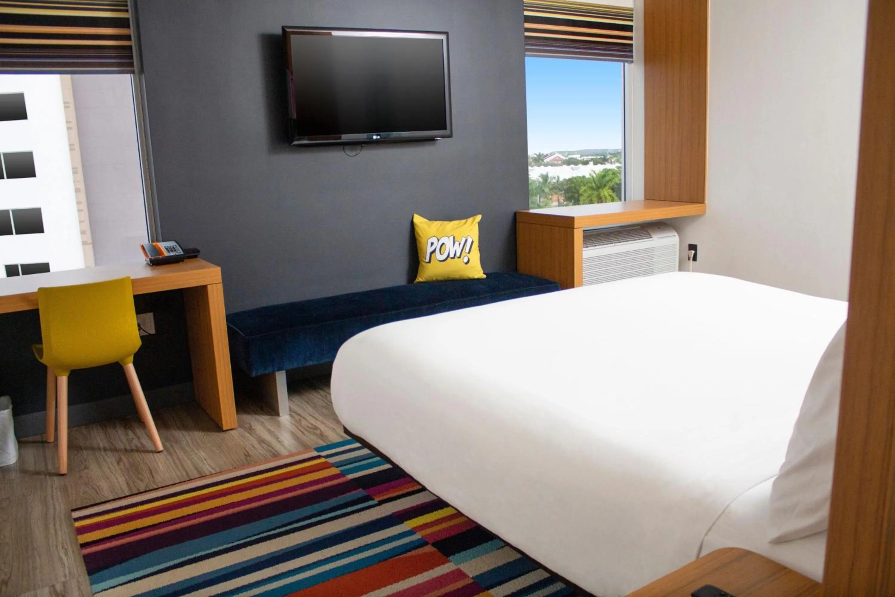 Photo of the whole room, Bed in Aloft Miami Doral
