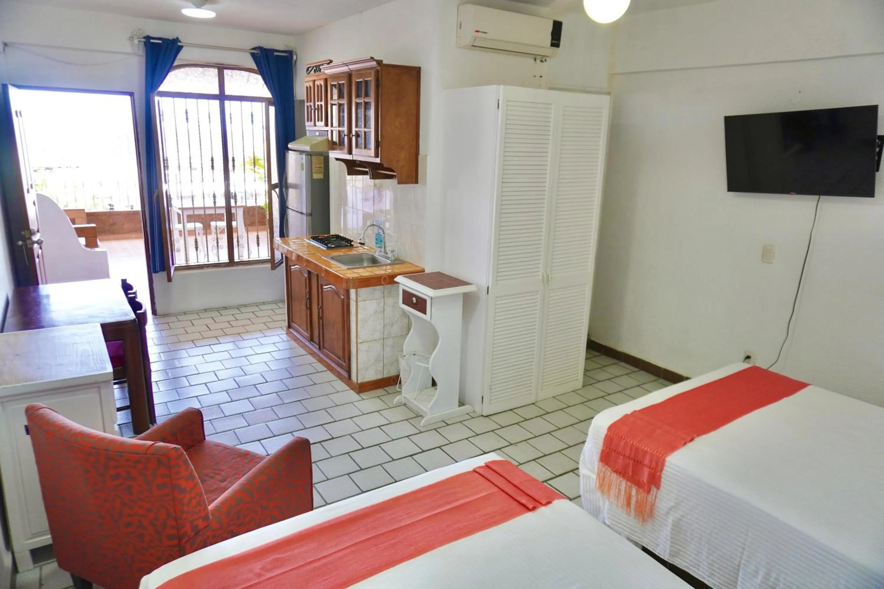 Photo of the whole room, Bed in Paloma del Mar