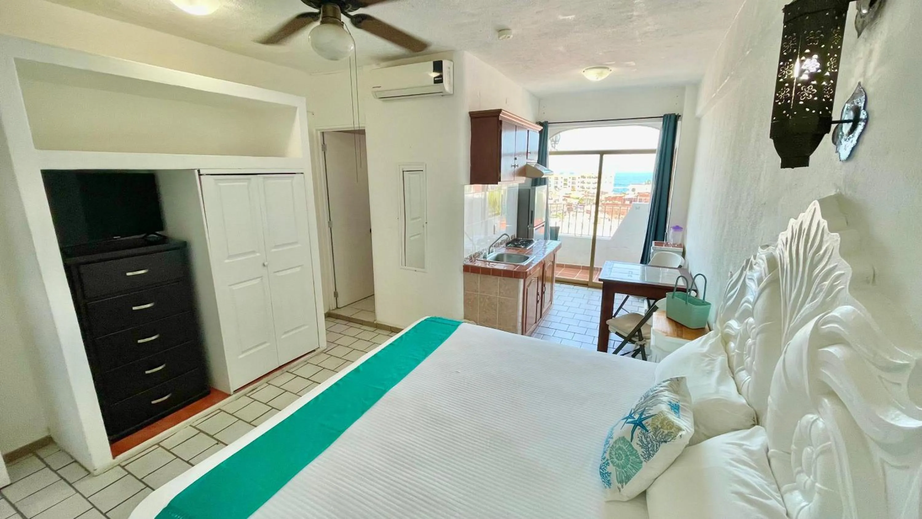 Photo of the whole room, Bed in Paloma del Mar