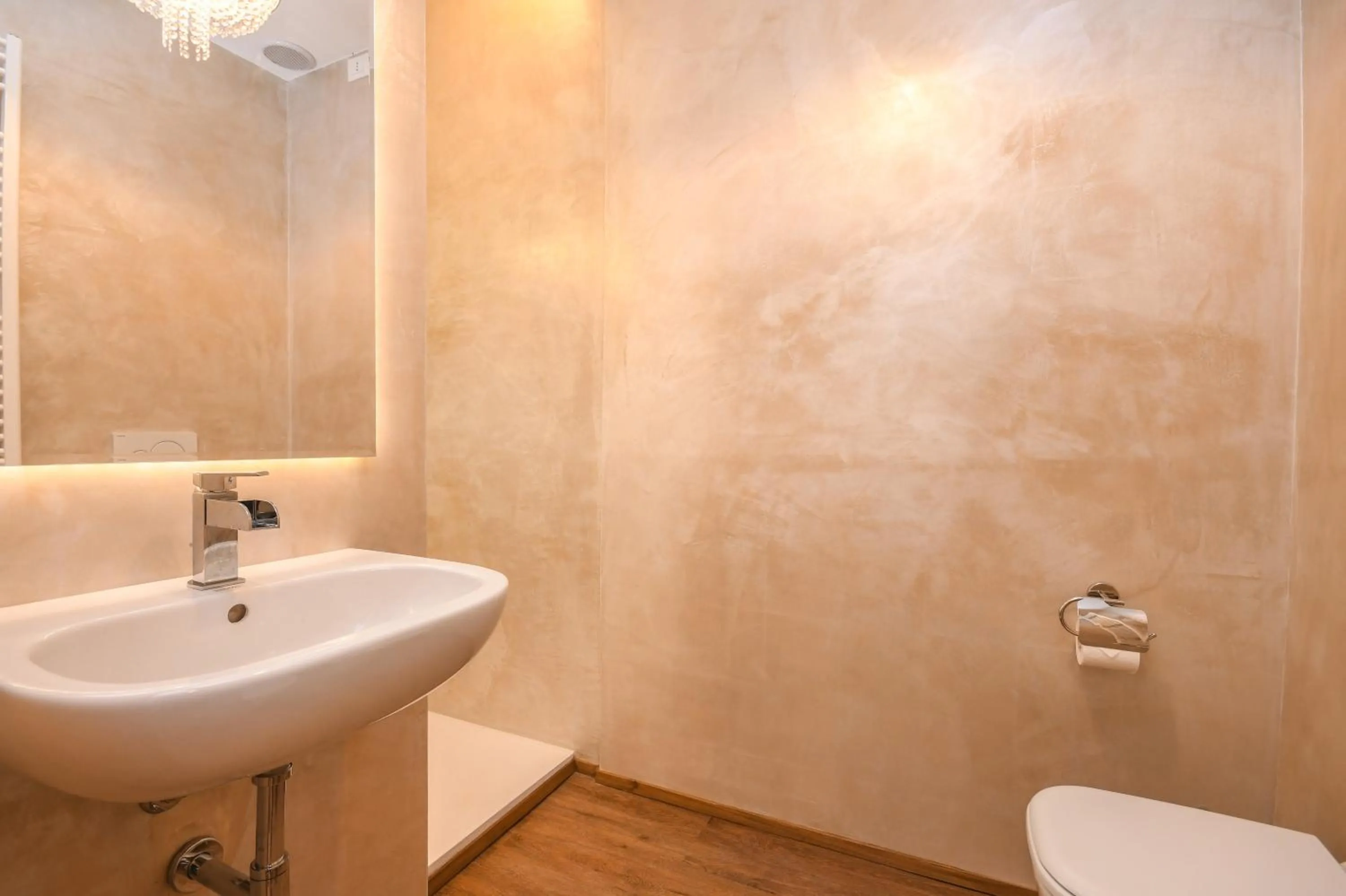 Toilet in Luxury Suite Sirmione