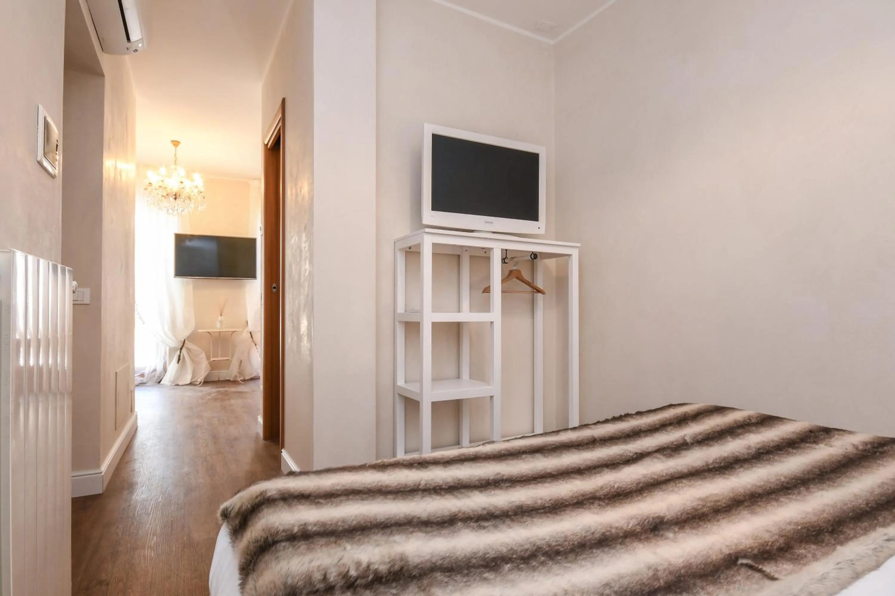 Property building, Bed in Luxury Suite Sirmione