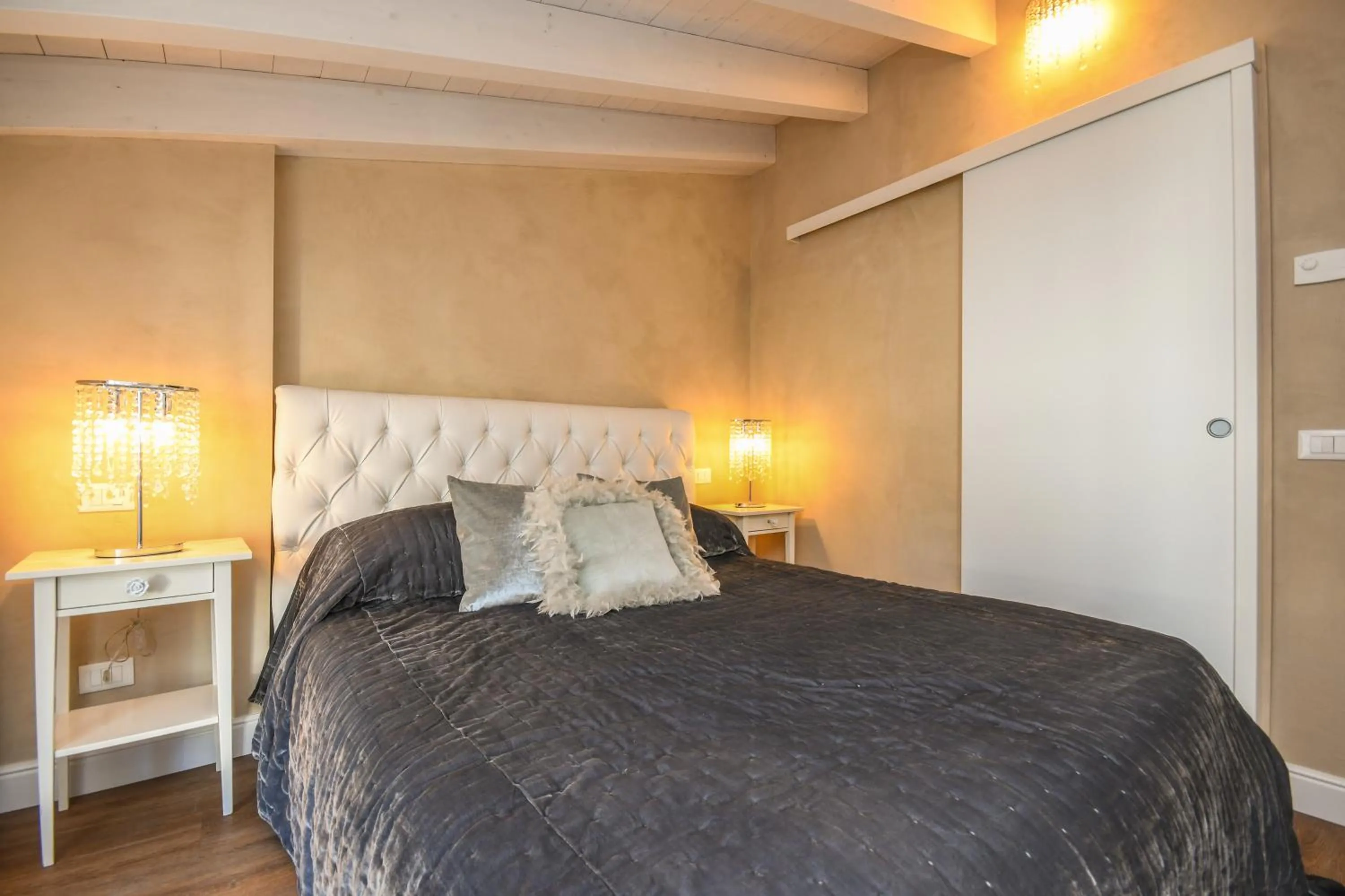 Property building, Bed in Luxury Suite Sirmione