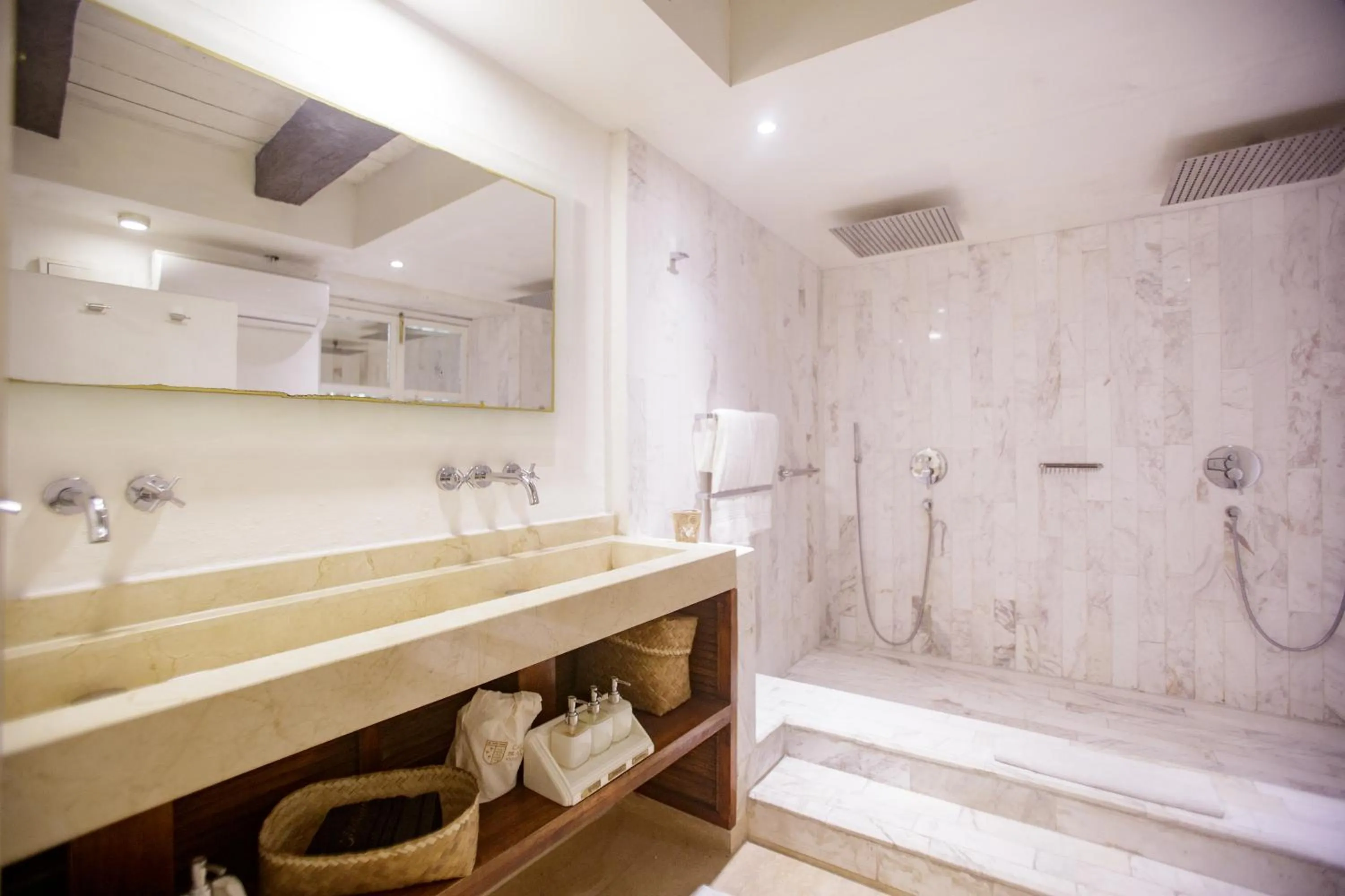 Shower in Leones de Alba Hotel Boutique