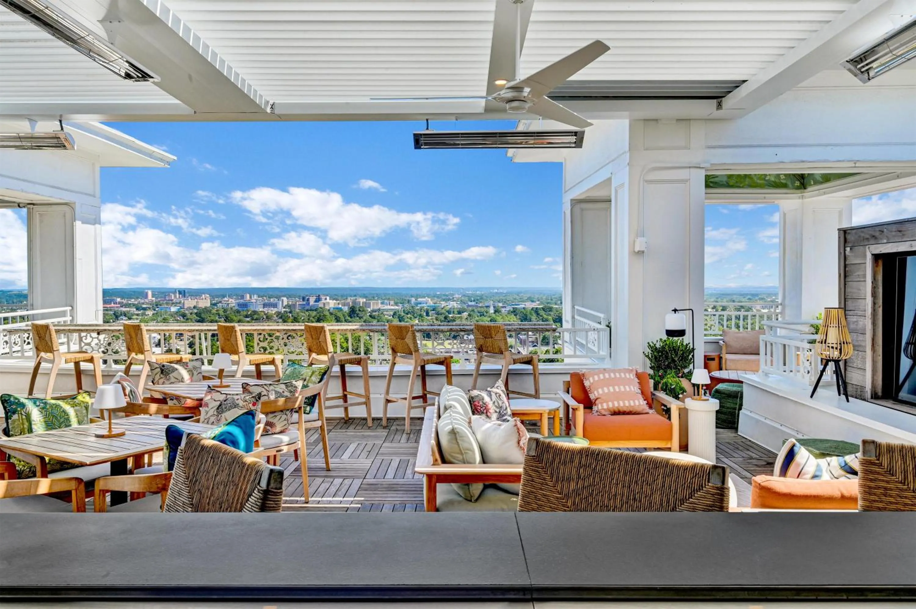 Lounge or bar in The Partridge Inn Augusta, Curio Collection by Hilton