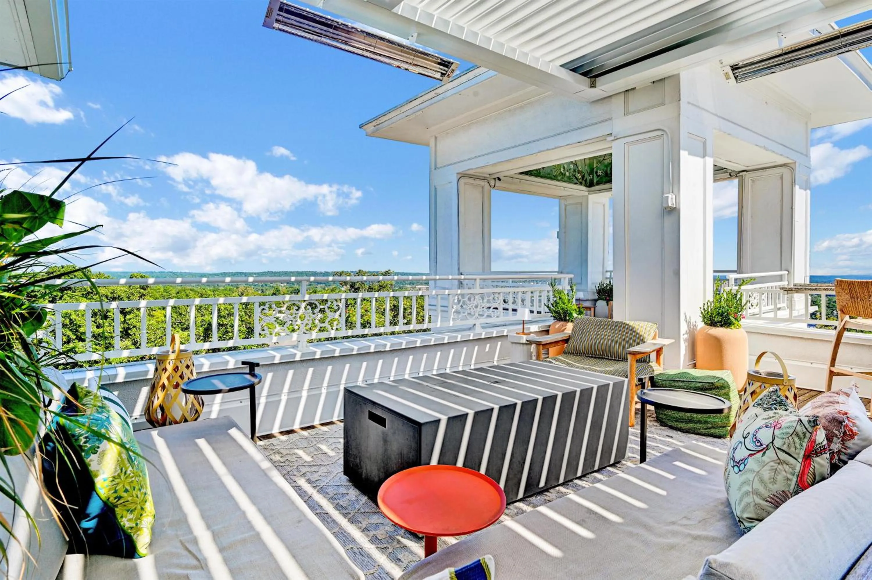 Dining area in The Partridge Inn Augusta, Curio Collection by Hilton