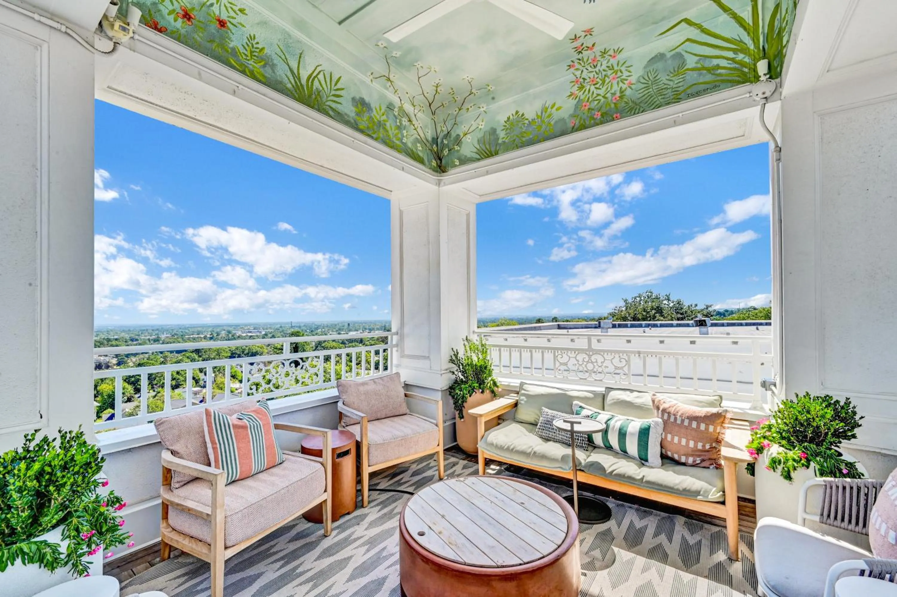 Lounge or bar in The Partridge Inn Augusta, Curio Collection by Hilton