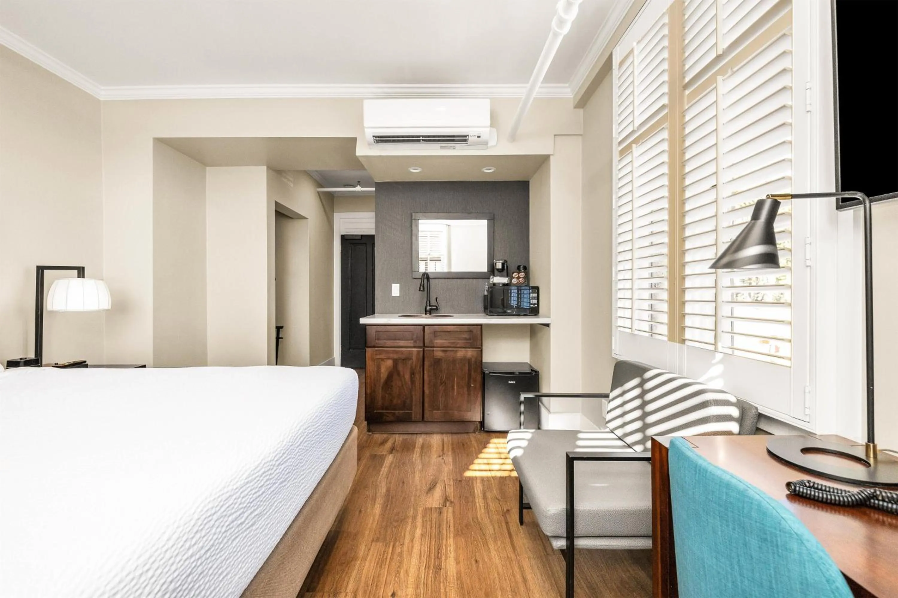 Living room, Bed in Hotel Petaluma, Tapestry Collection by Hilton