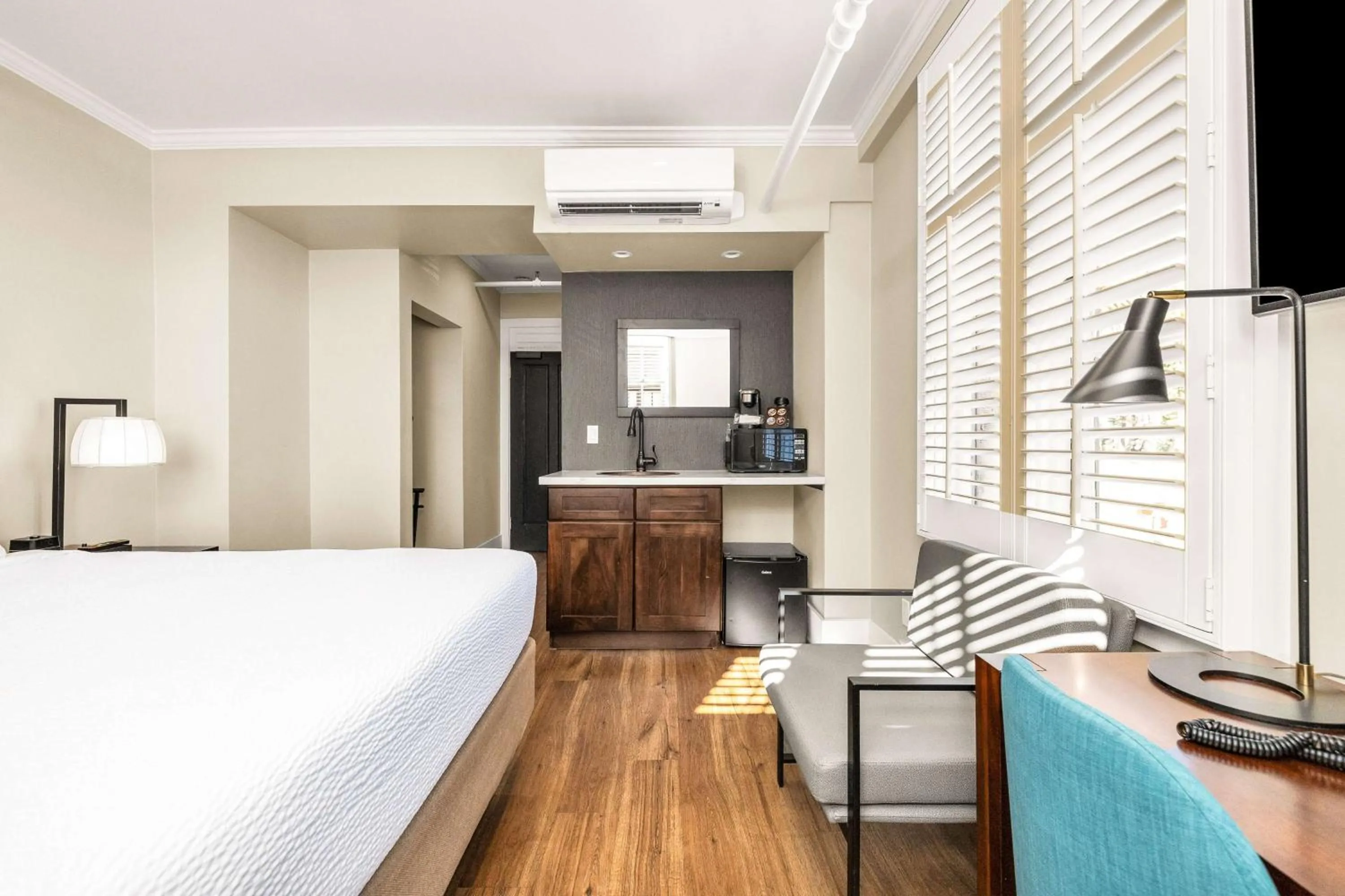 Living room, Bed in Hotel Petaluma, Tapestry Collection by Hilton