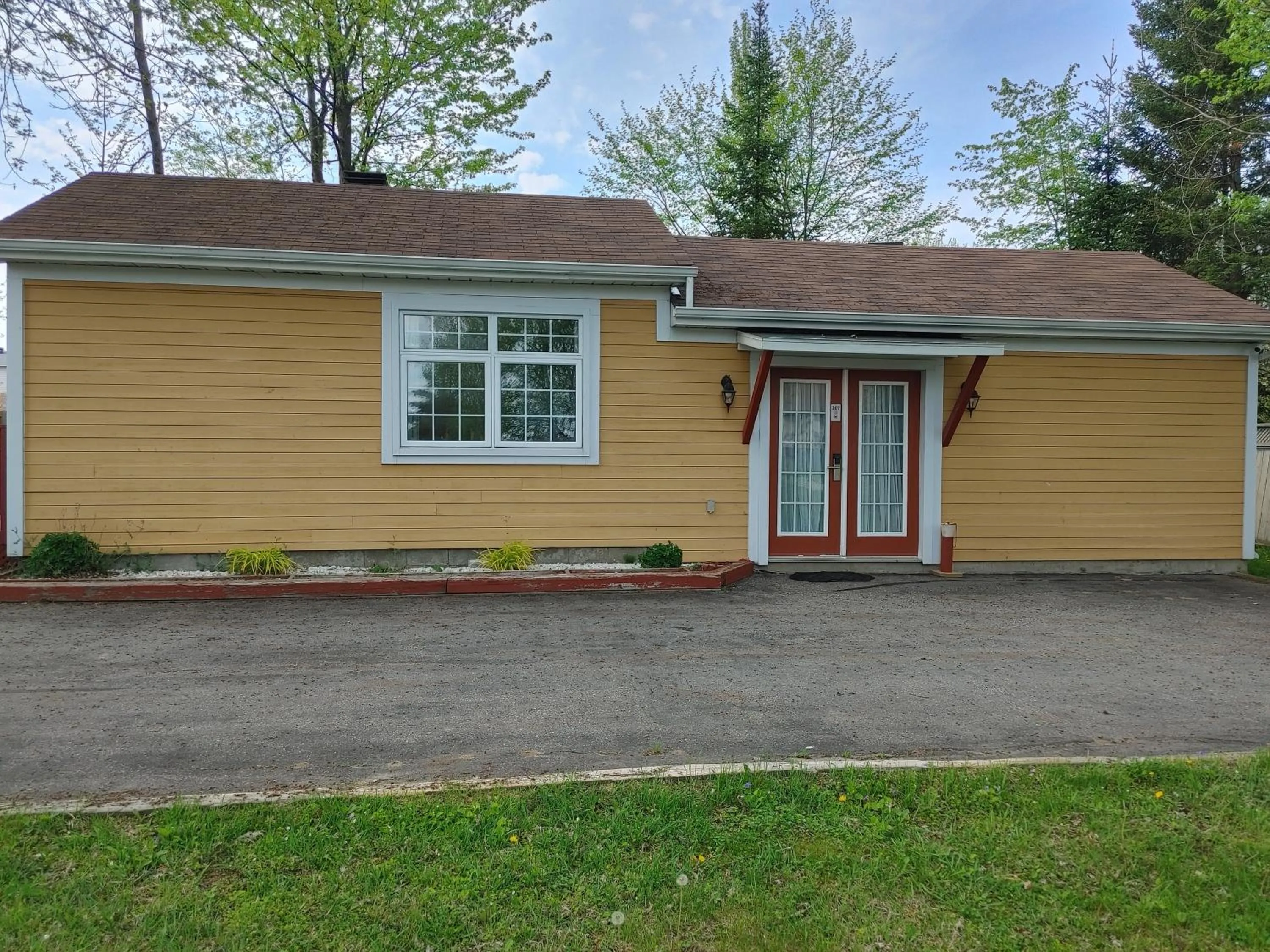 Property building in North Bay Inn