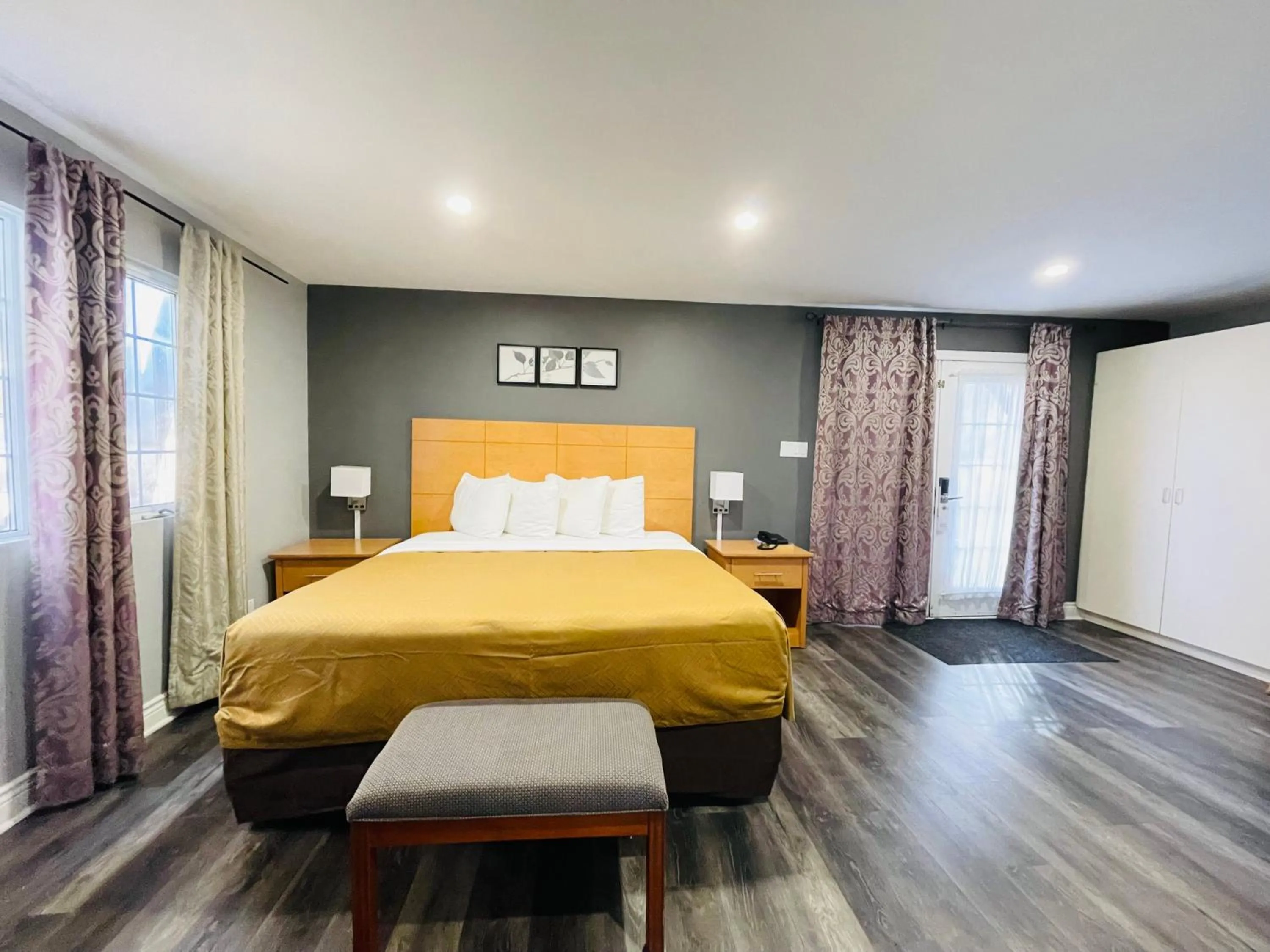 King Room with Spa Bath in North Bay Inn