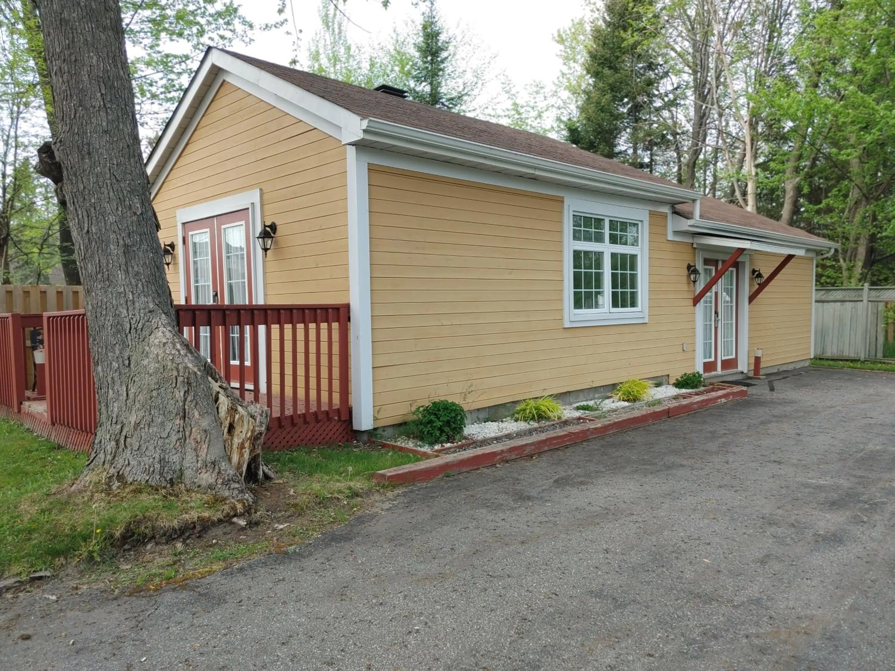 Property building in North Bay Inn