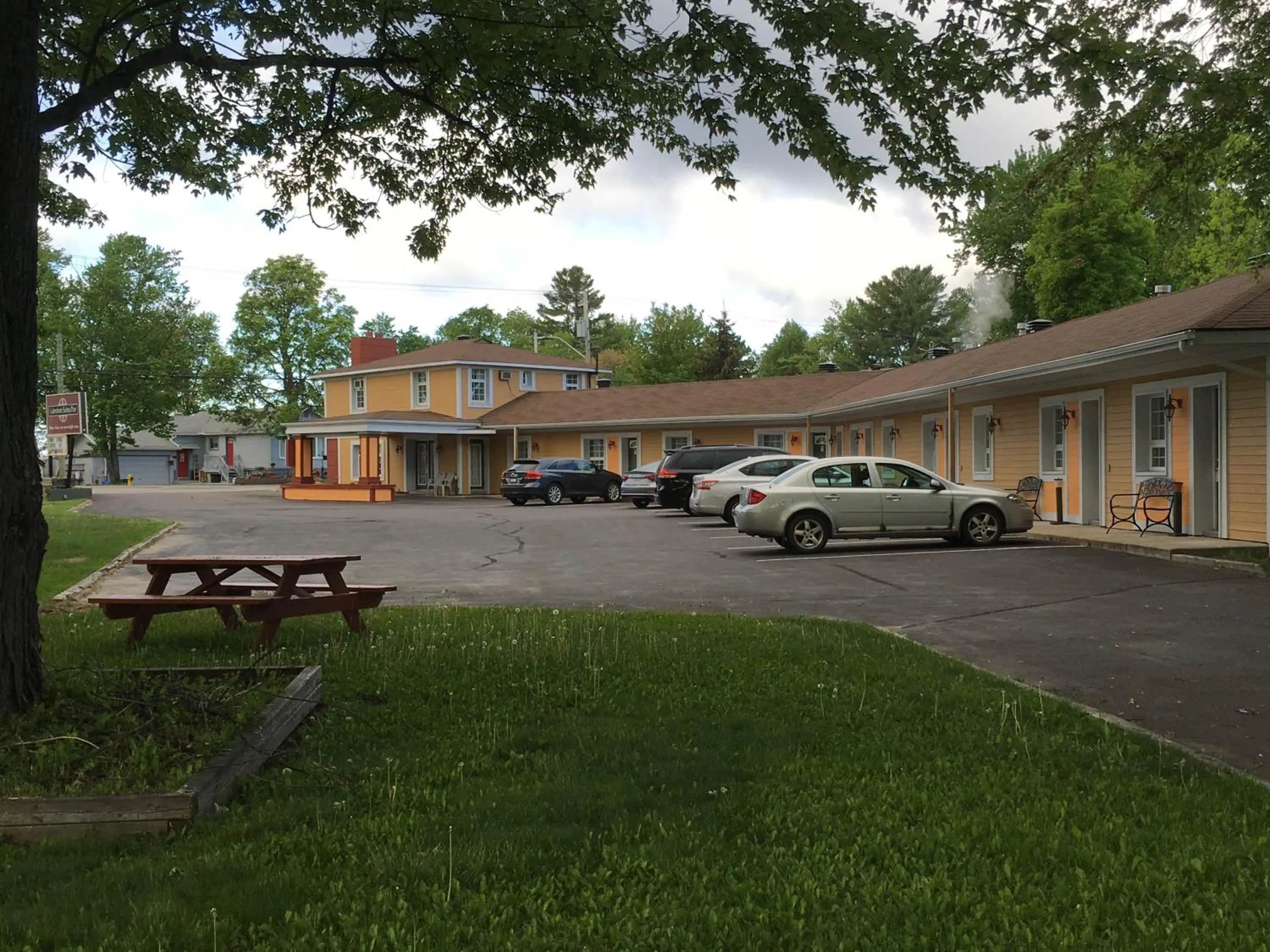 Property building in North Bay Inn