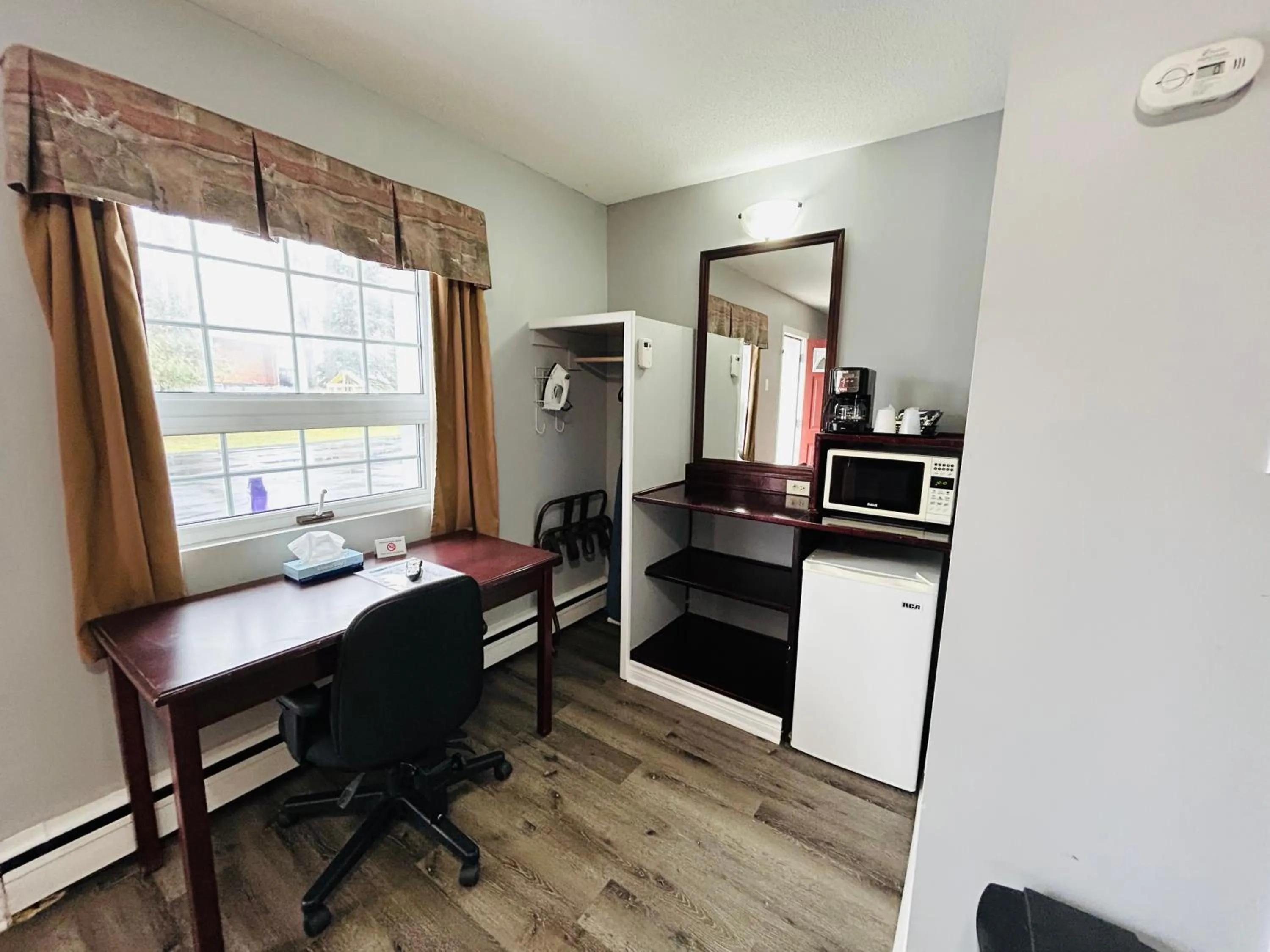 Coffee/tea facilities in North Bay Inn