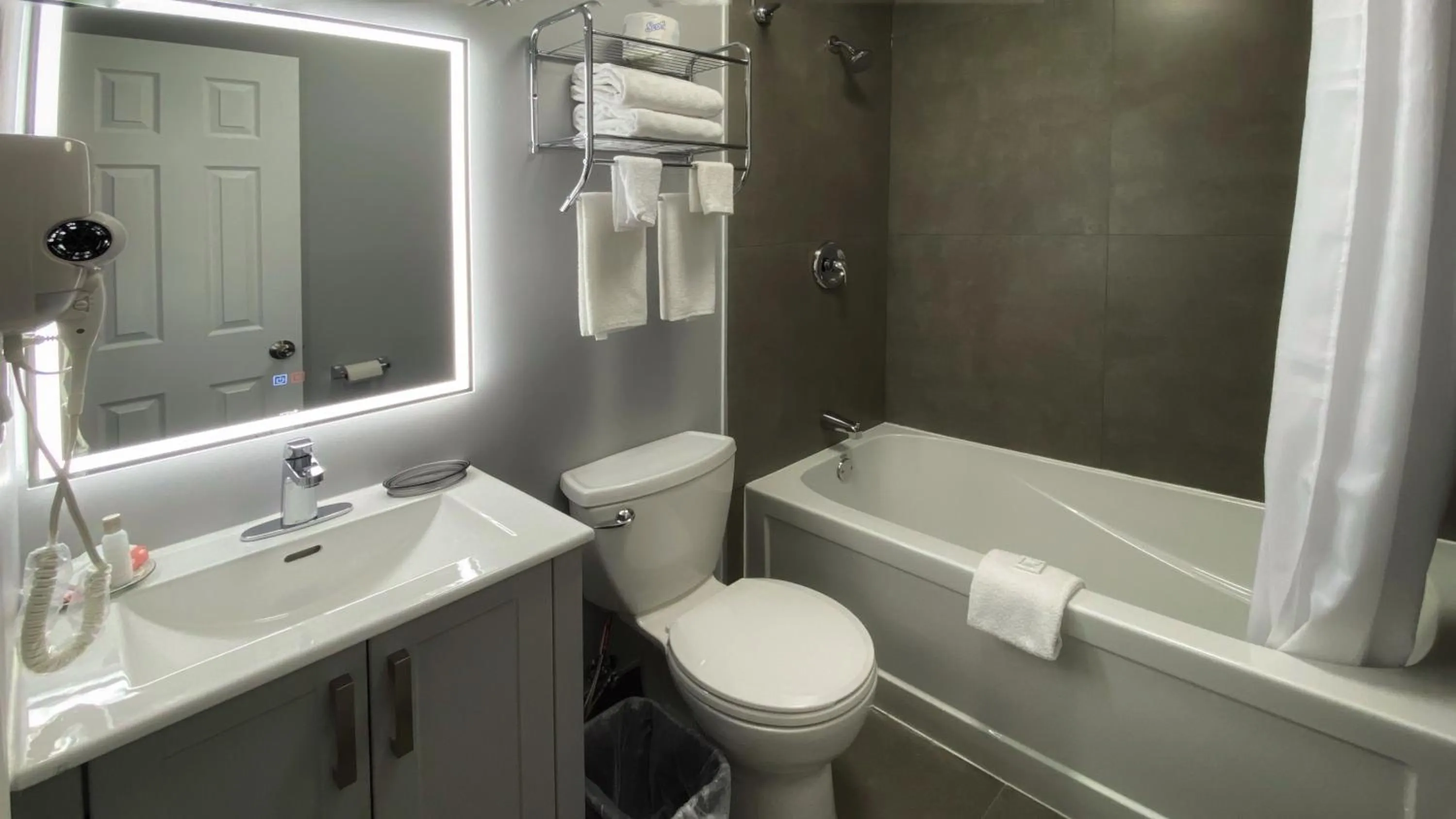 Bathroom in North Bay Inn