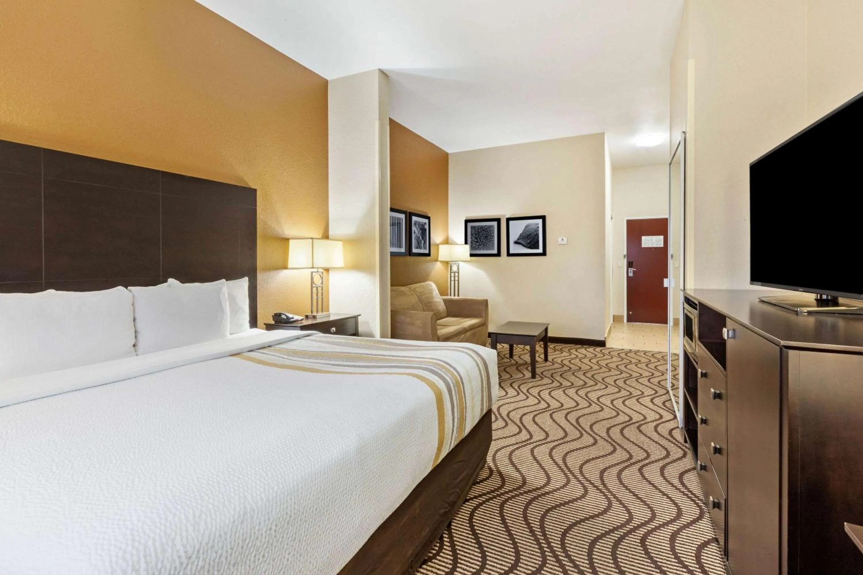 Photo of the whole room, Bed in La Quinta by Wyndham South Bend