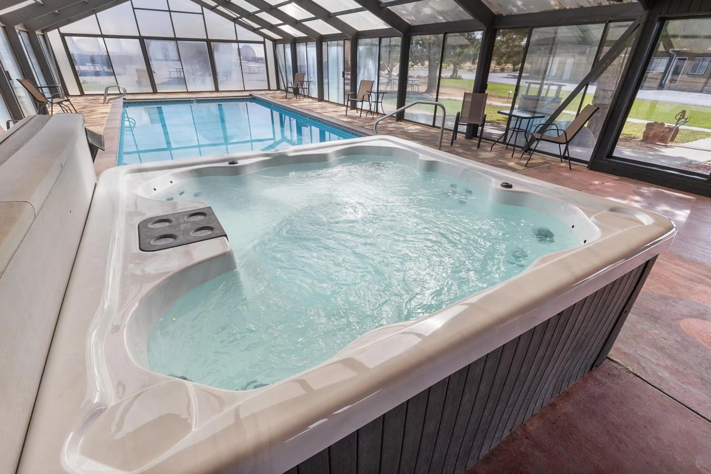 Hot Tub in Broken Spur Inn & Steakhouse