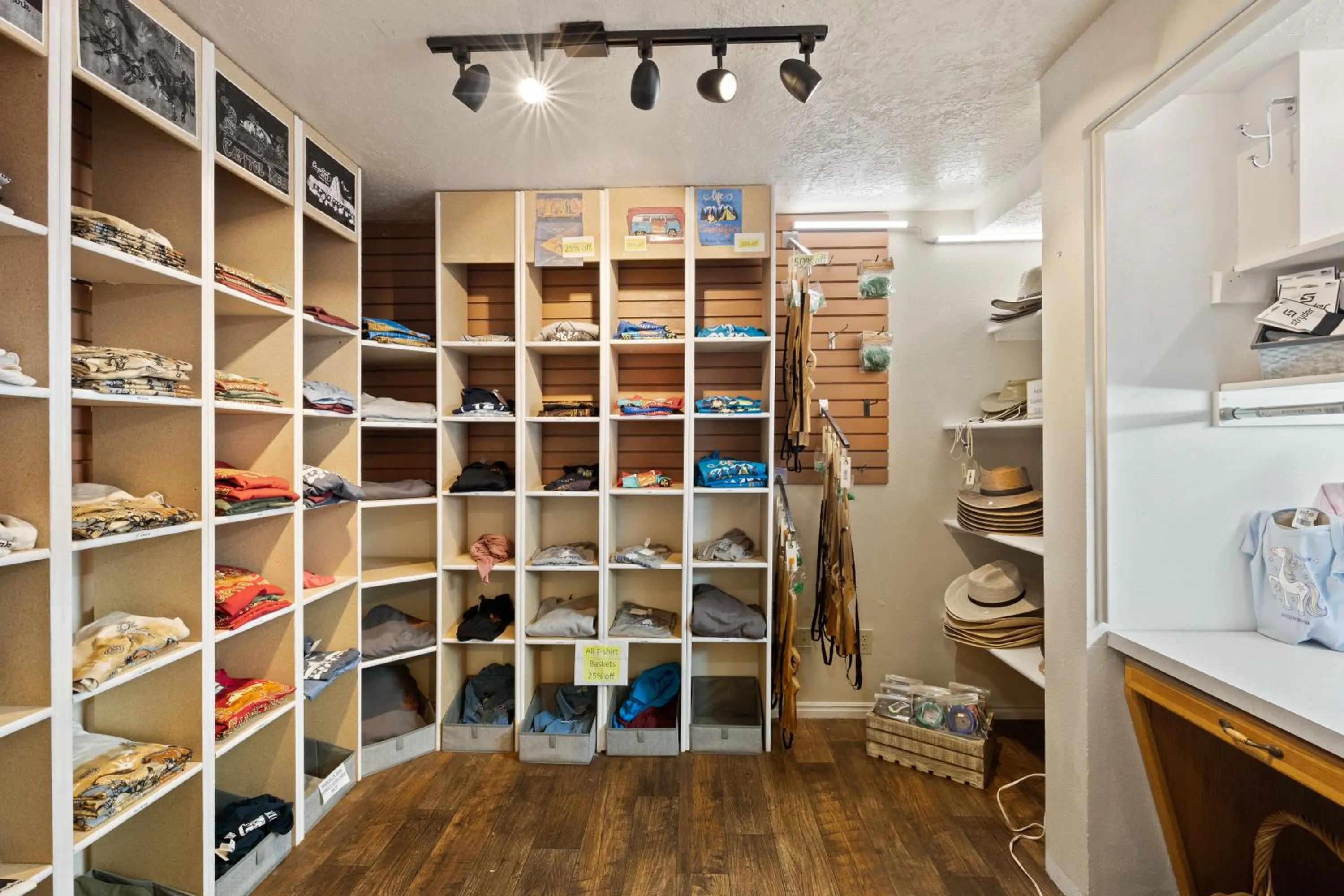 Shopping Area in Broken Spur Inn & Steakhouse