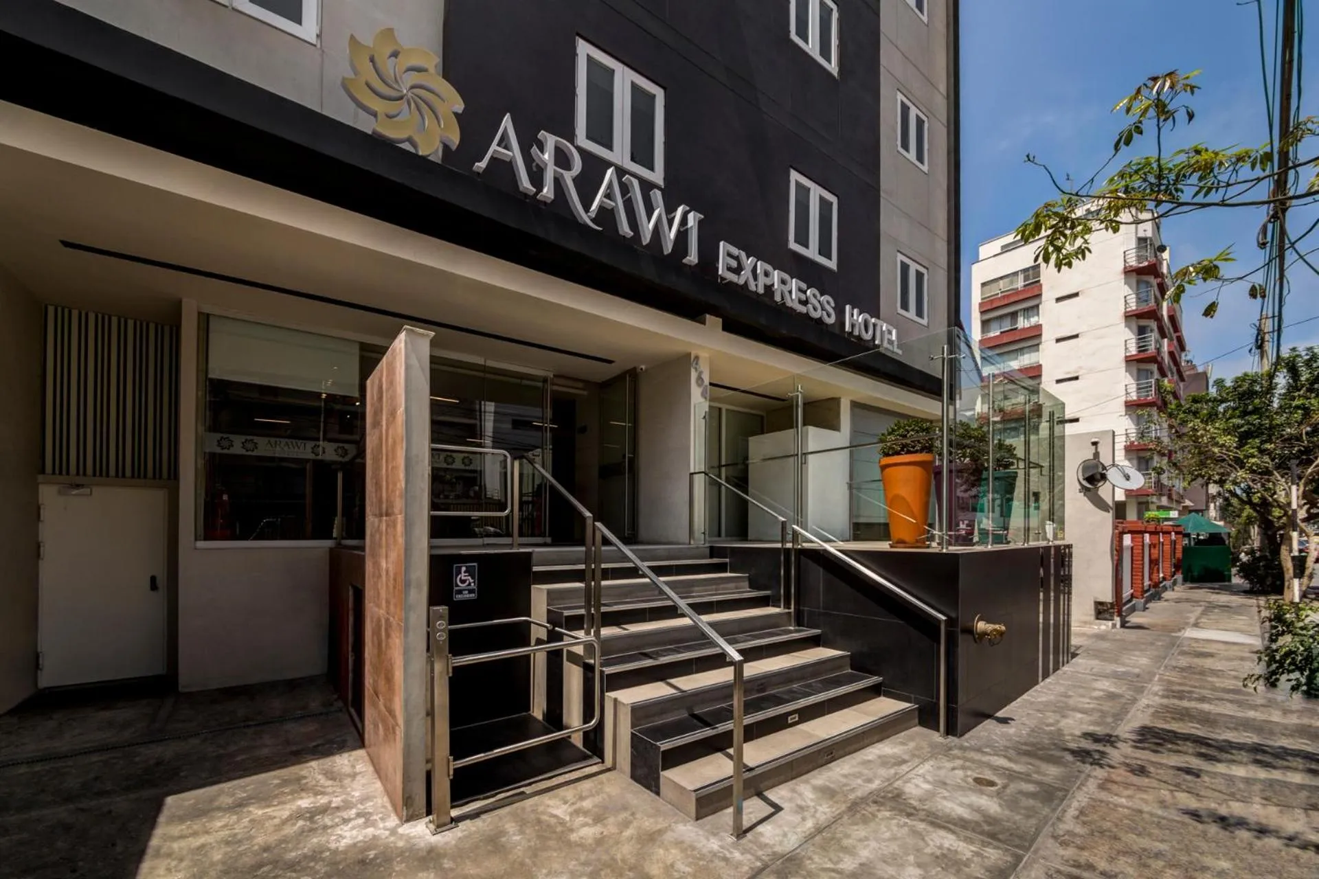 Facade/entrance in Arawi Miraflores Express