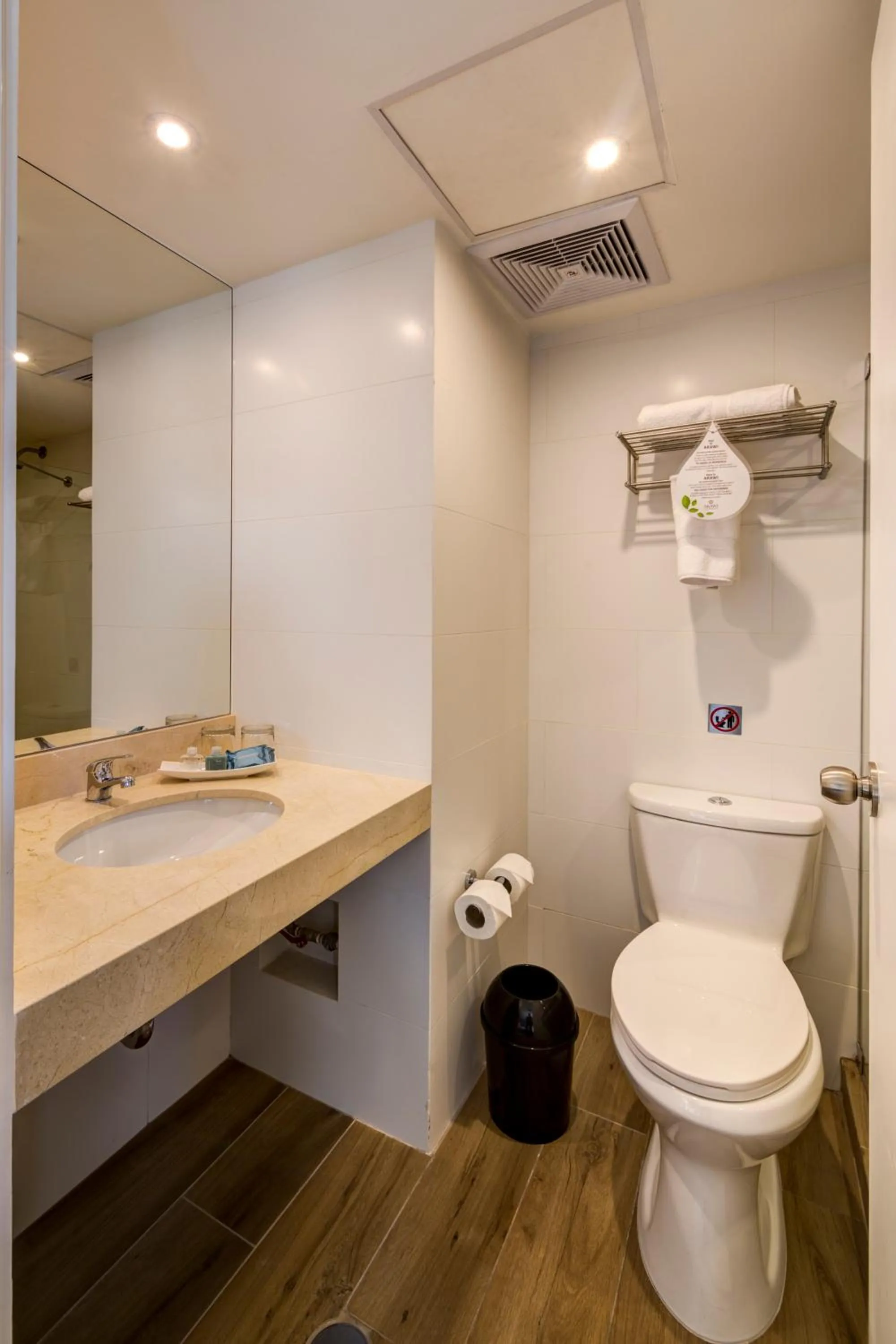 Toilet in Arawi Miraflores Express