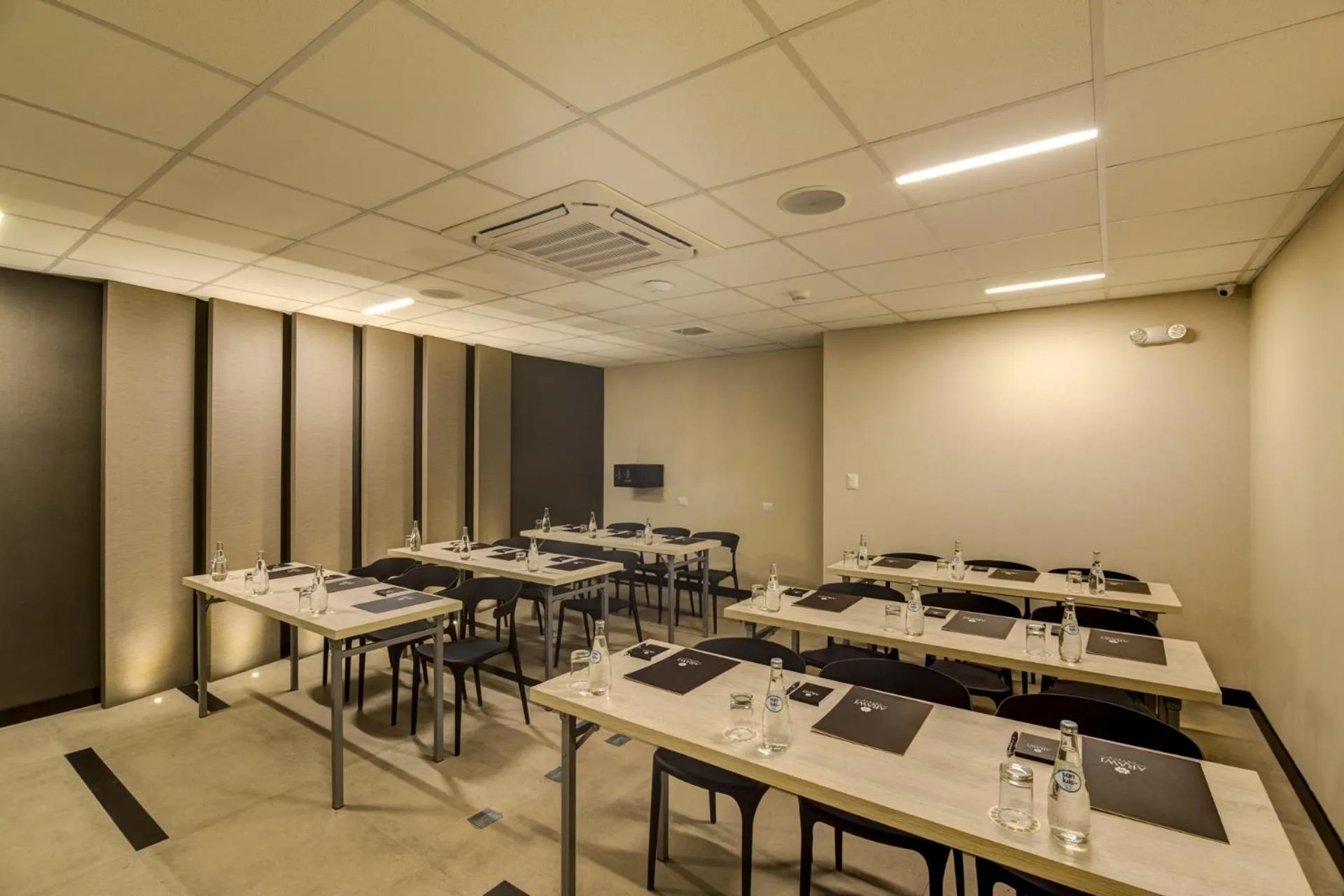 Business facilities in Arawi Miraflores Express